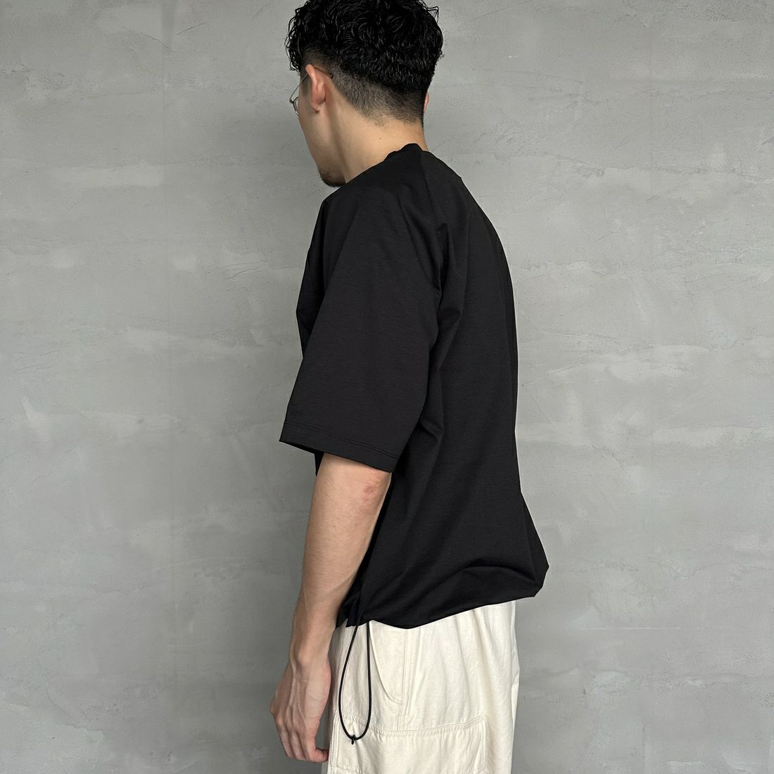 PENDLETON [ペンドルトン] 別注 ドローコード付き ネイティブ柄ワンポイントロゴ刺繍Tシャツ [5275-0205-JF] BLACK &&モデル身長：168cm 着用サイズ：M&&
