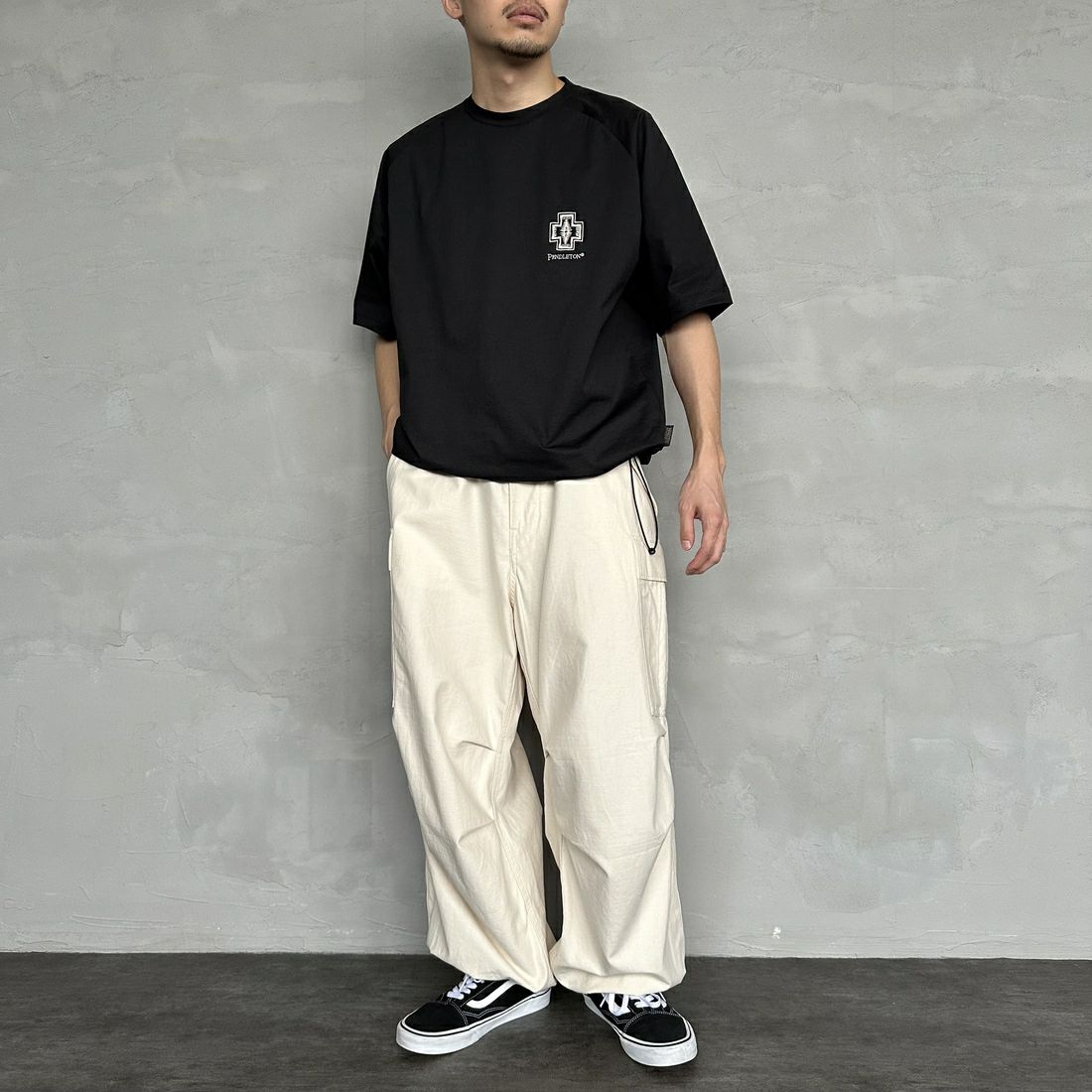 PENDLETON [ペンドルトン] 別注 ドローコード付き ネイティブ柄ワンポイントロゴ刺繍Tシャツ [5275-0205-JF] BLACK &&モデル身長：168cm 着用サイズ：M&&