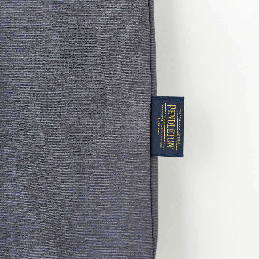 PENDLETON [ペンドルトン] 別注 ドローコード付き ネイティブ柄ワンポイントロゴ刺繍Tシャツ [5275-0205-JF] CHARCOAL