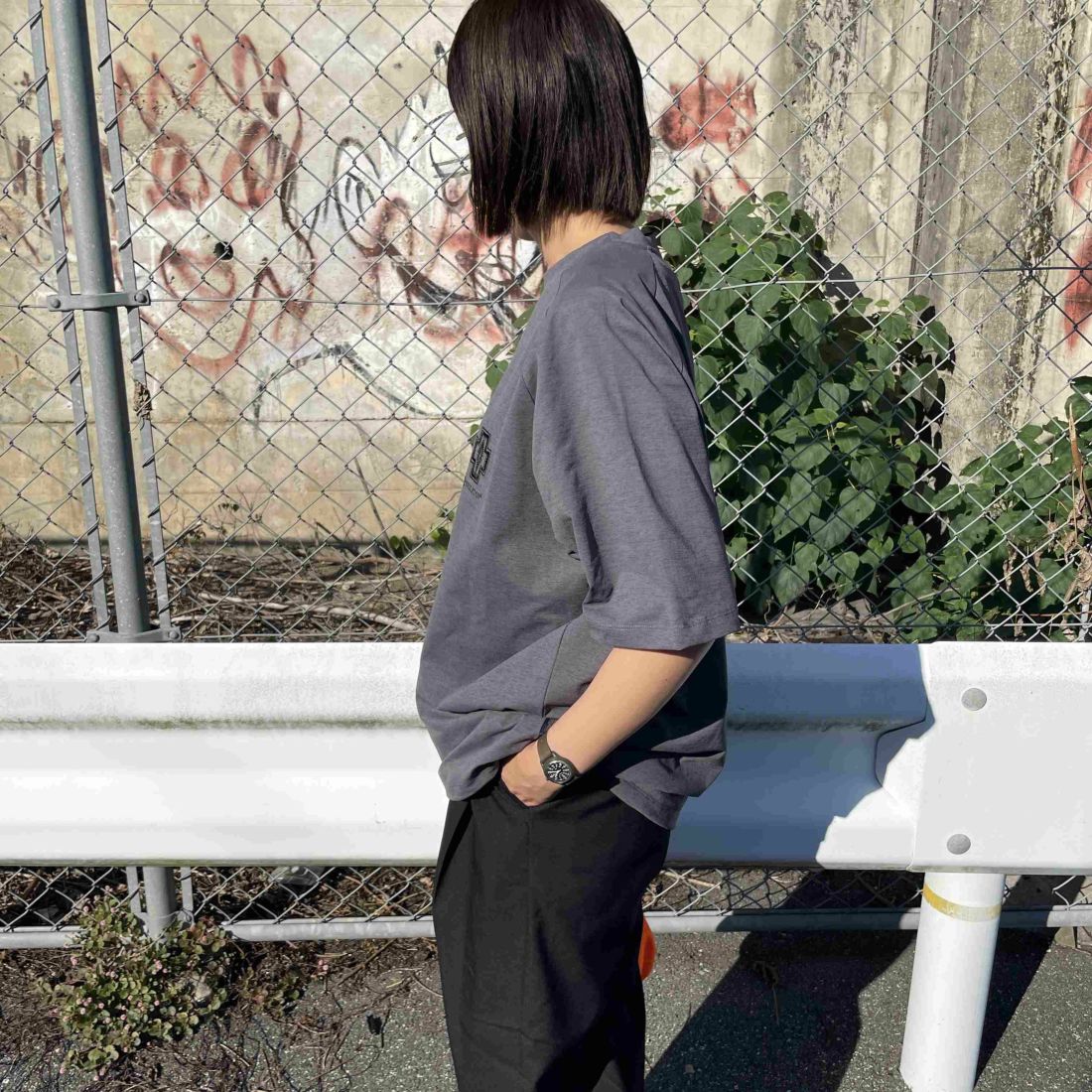 PENDLETON [ペンドルトン] 別注 ドローコード付き ネイティブ柄ワンポイントロゴ刺繍Tシャツ [5275-0205-JF] CHARCOAL &&モデル身長：159cm 着用サイズ：S&&