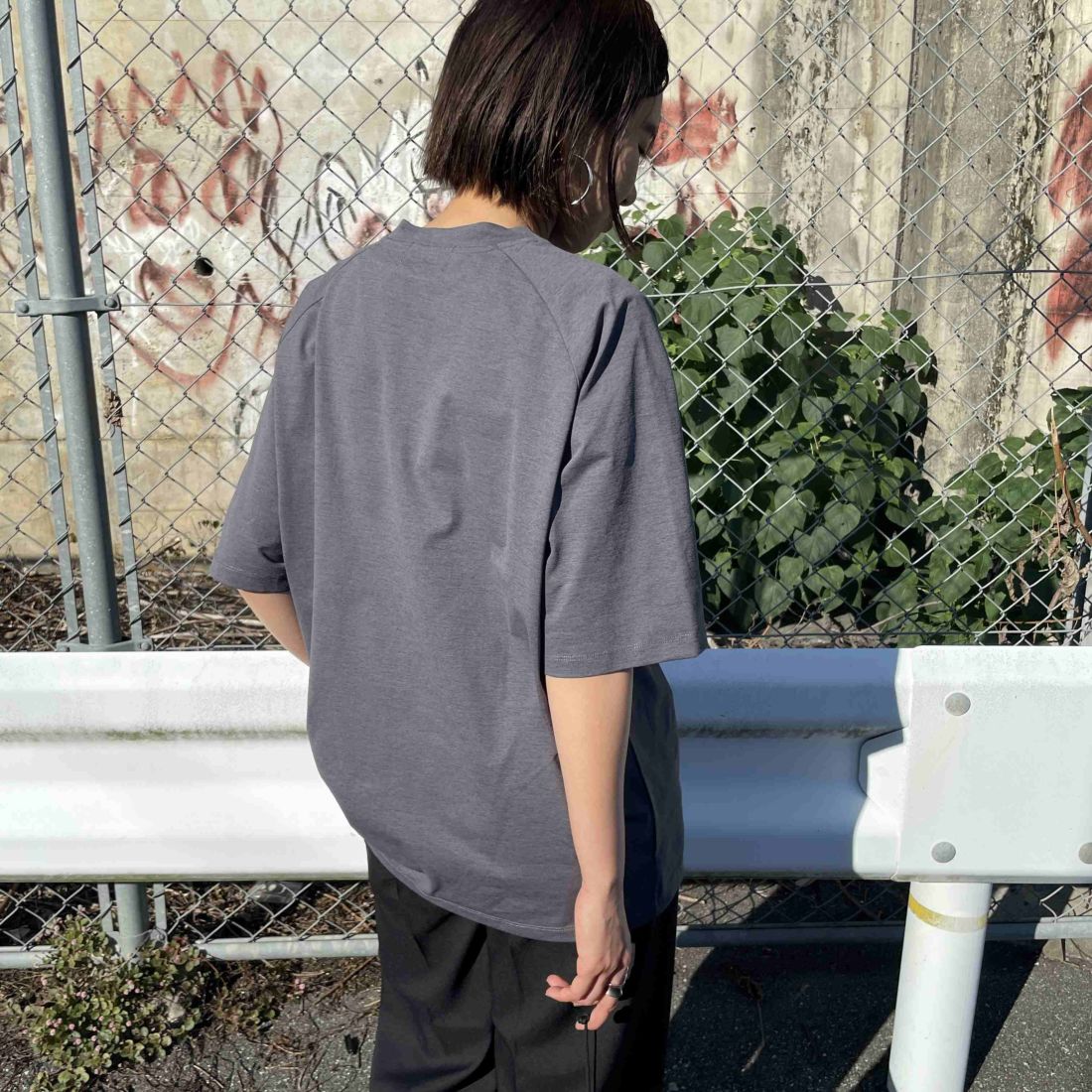 PENDLETON [ペンドルトン] 別注 ドローコード付き ネイティブ柄ワンポイントロゴ刺繍Tシャツ [5275-0205-JF] CHARCOAL &&モデル身長：159cm 着用サイズ：S&&