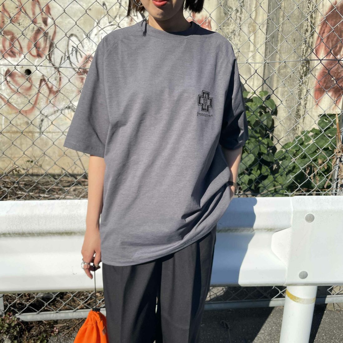 PENDLETON [ペンドルトン] 別注 ドローコード付き ネイティブ柄ワンポイントロゴ刺繍Tシャツ [5275-0205-JF] CHARCOAL &&モデル身長：159cm 着用サイズ：S&&