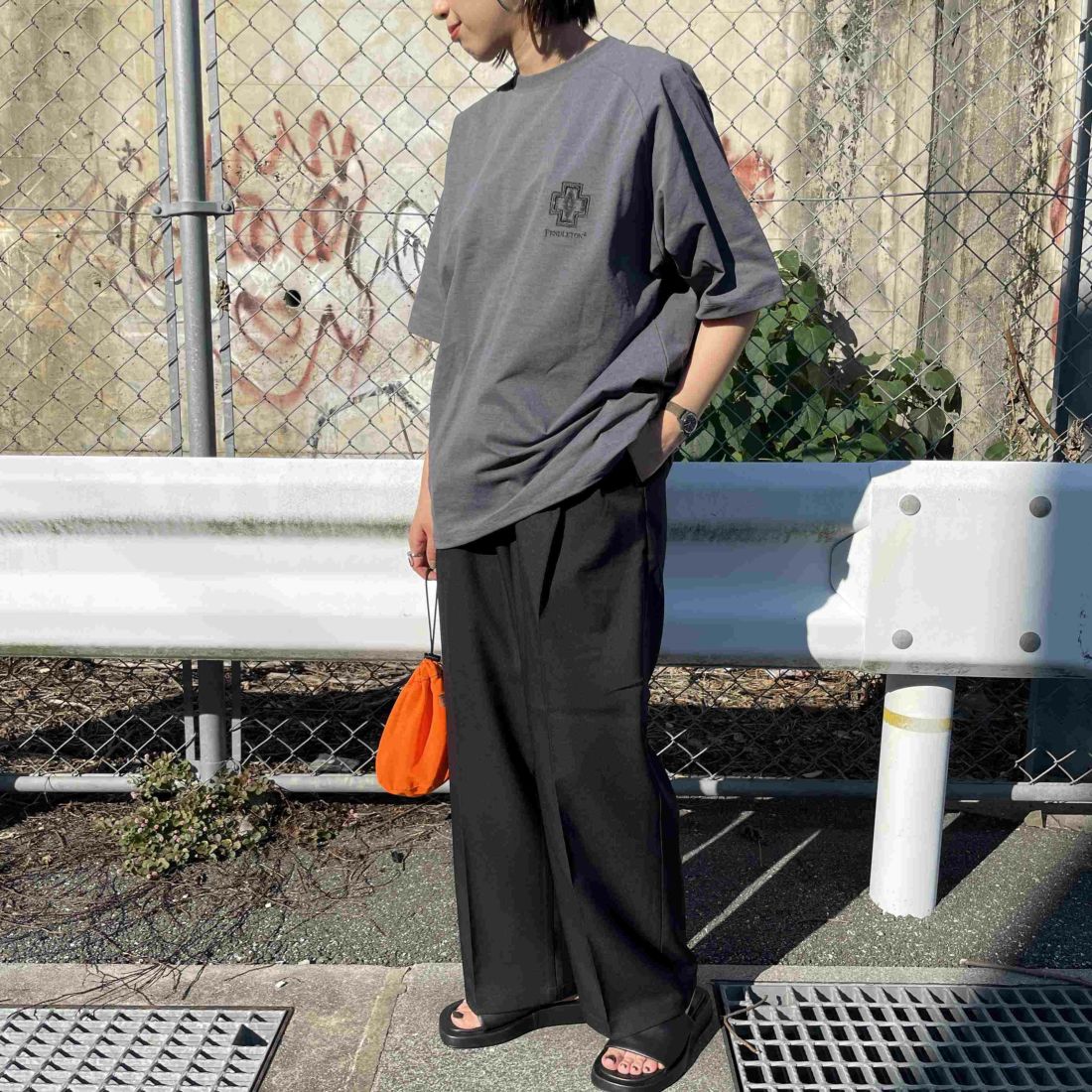 PENDLETON [ペンドルトン] 別注 ドローコード付き ネイティブ柄ワンポイントロゴ刺繍Tシャツ [5275-0205-JF] CHARCOAL &&モデル身長：159cm 着用サイズ：S&&