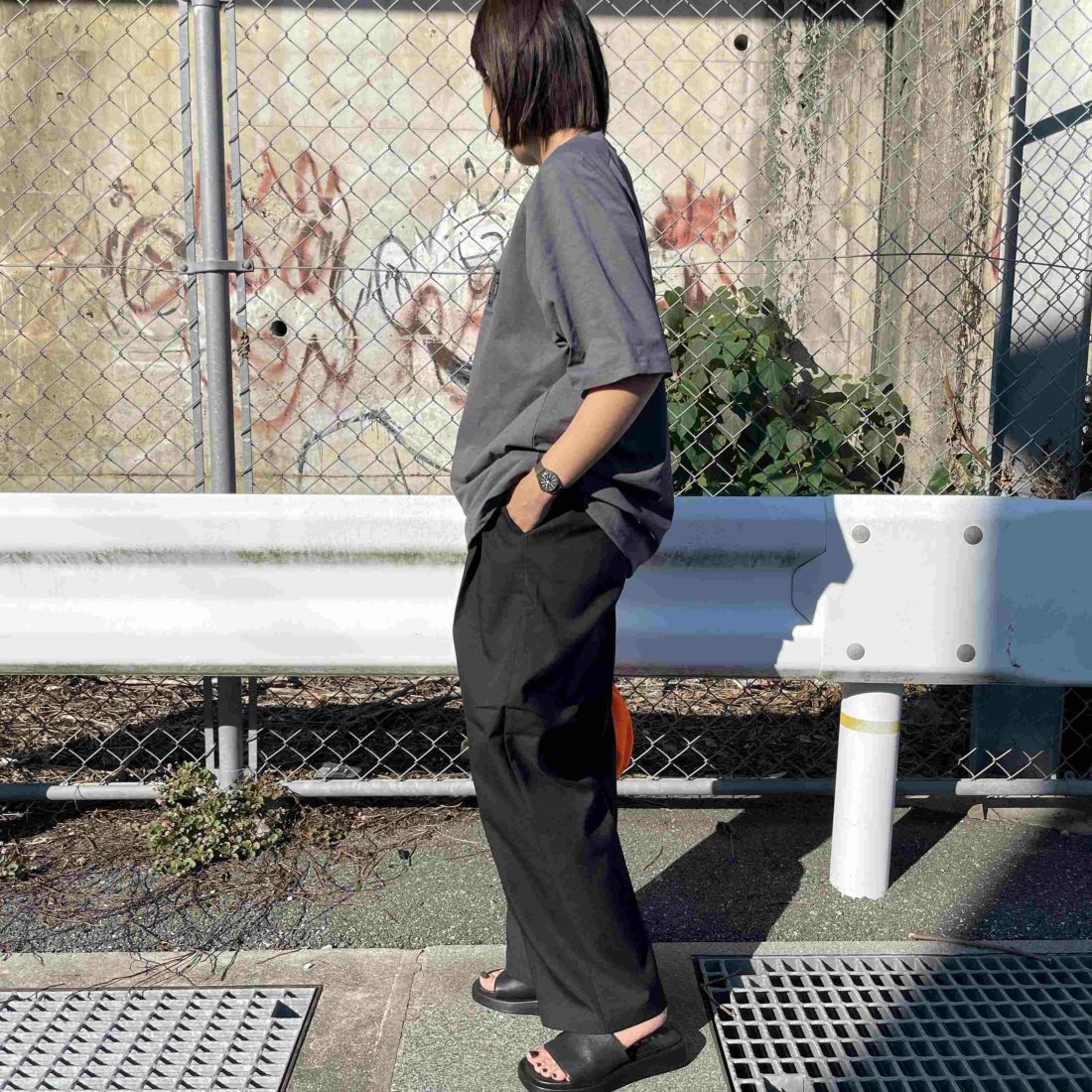 PENDLETON [ペンドルトン] 別注 ドローコード付き ネイティブ柄ワンポイントロゴ刺繍Tシャツ [5275-0205-JF] CHARCOAL &&モデル身長：159cm 着用サイズ：S&&