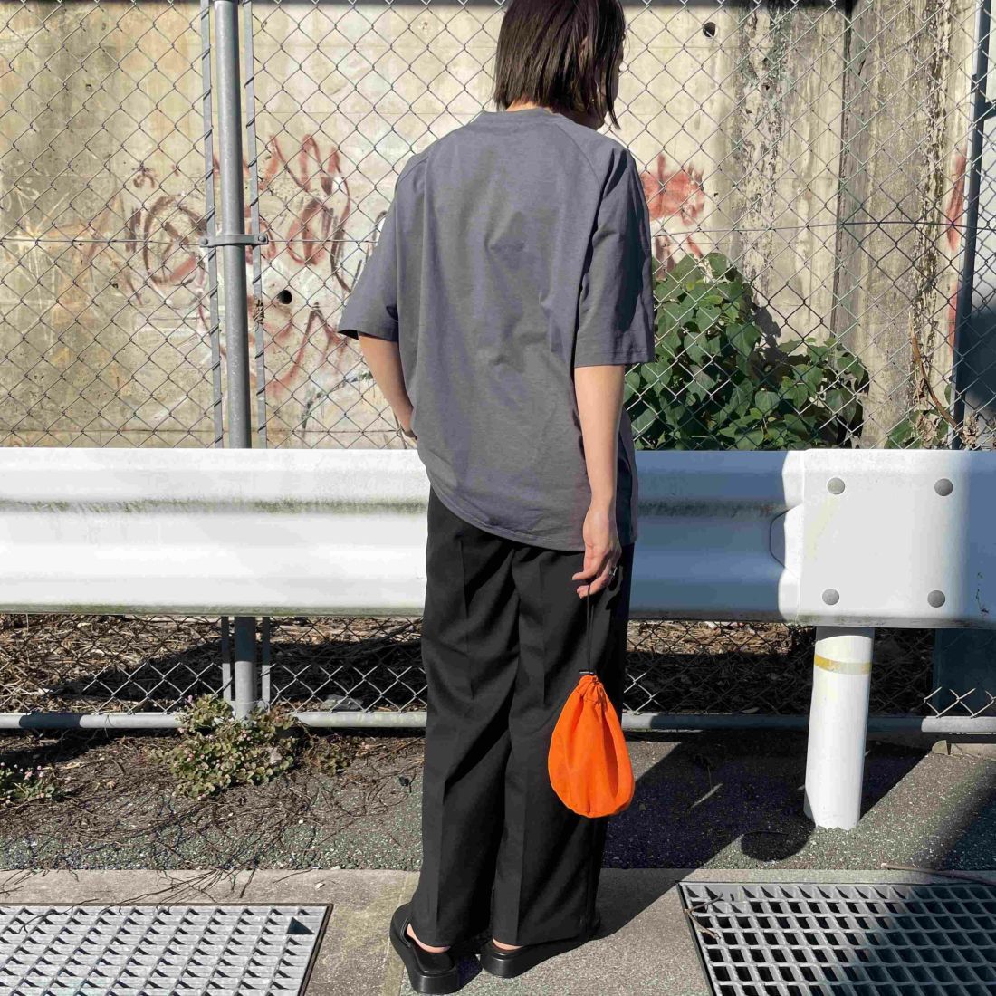 PENDLETON [ペンドルトン] 別注 ドローコード付き ネイティブ柄ワンポイントロゴ刺繍Tシャツ [5275-0205-JF] CHARCOAL &&モデル身長：159cm 着用サイズ：S&&