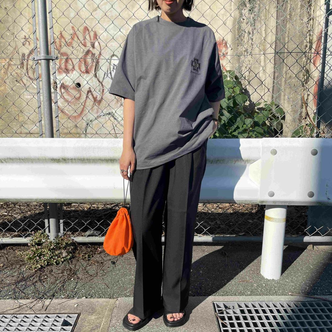 PENDLETON [ペンドルトン] 別注 ドローコード付き ネイティブ柄ワンポイントロゴ刺繍Tシャツ [5275-0205-JF] CHARCOAL &&モデル身長：159cm 着用サイズ：S&&