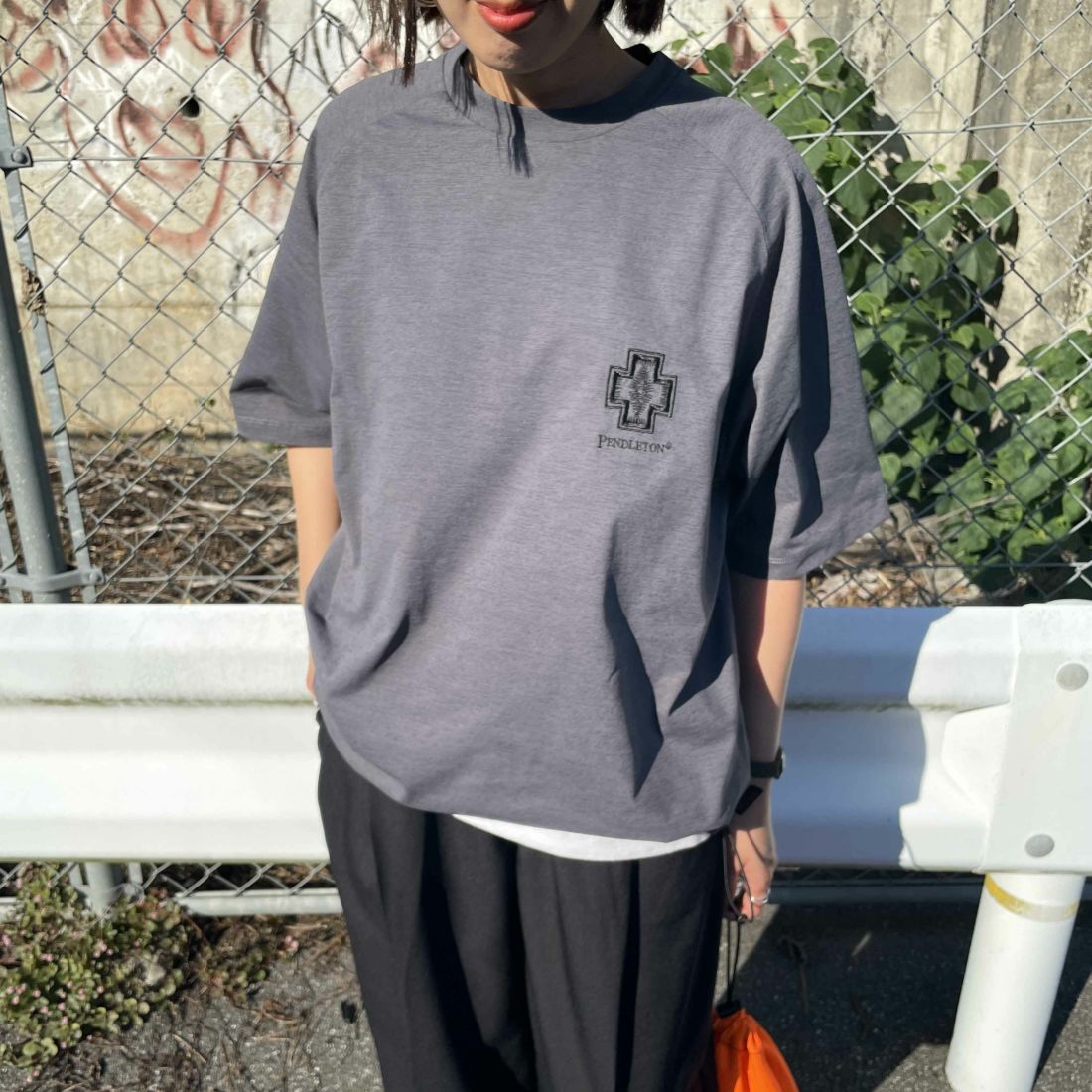 PENDLETON [ペンドルトン] 別注 ドローコード付き ネイティブ柄ワンポイントロゴ刺繍Tシャツ [5275-0205-JF] CHARCOAL &&モデル身長：159cm 着用サイズ：S&&