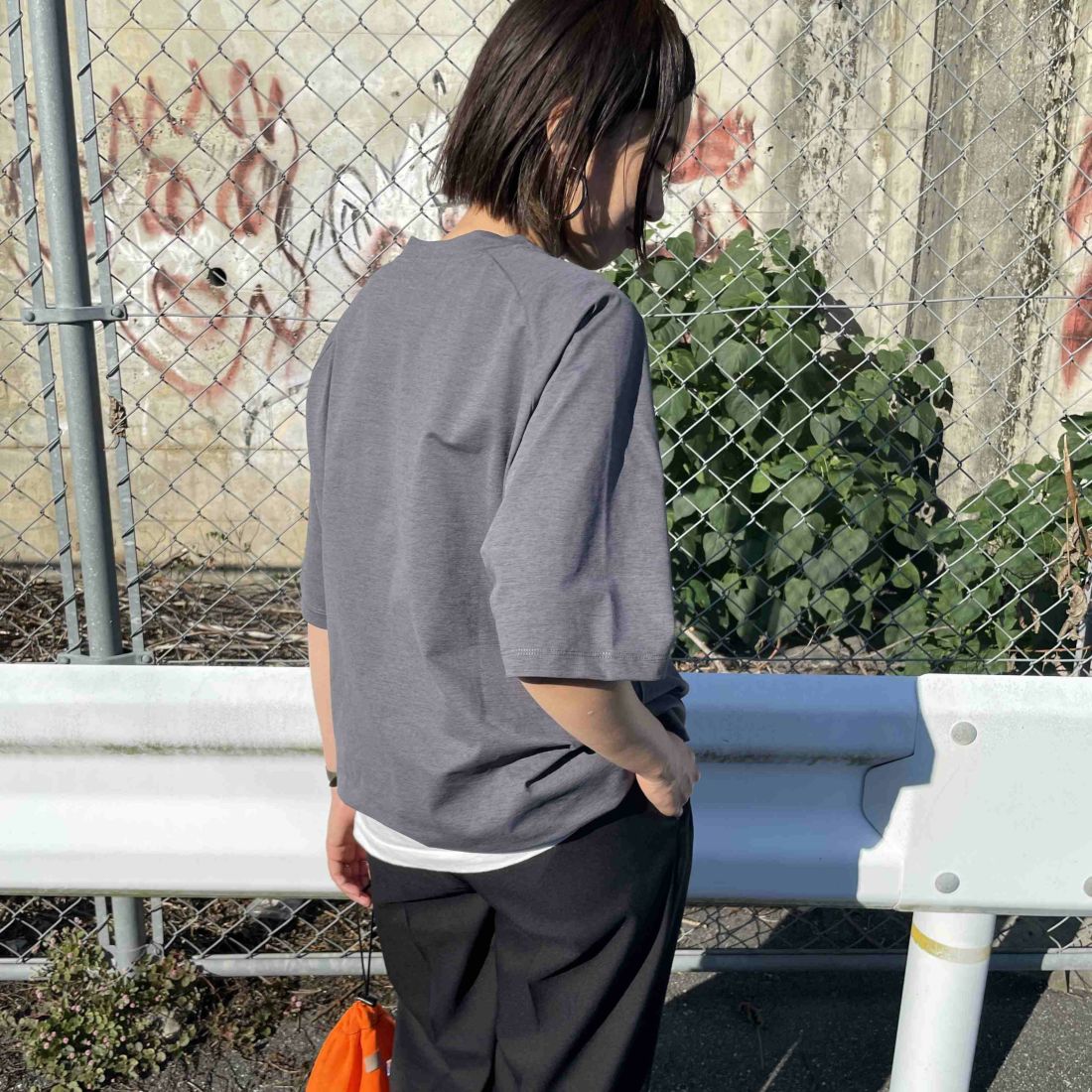 PENDLETON [ペンドルトン] 別注 ドローコード付き ネイティブ柄ワンポイントロゴ刺繍Tシャツ [5275-0205-JF] CHARCOAL &&モデル身長：159cm 着用サイズ：S&&