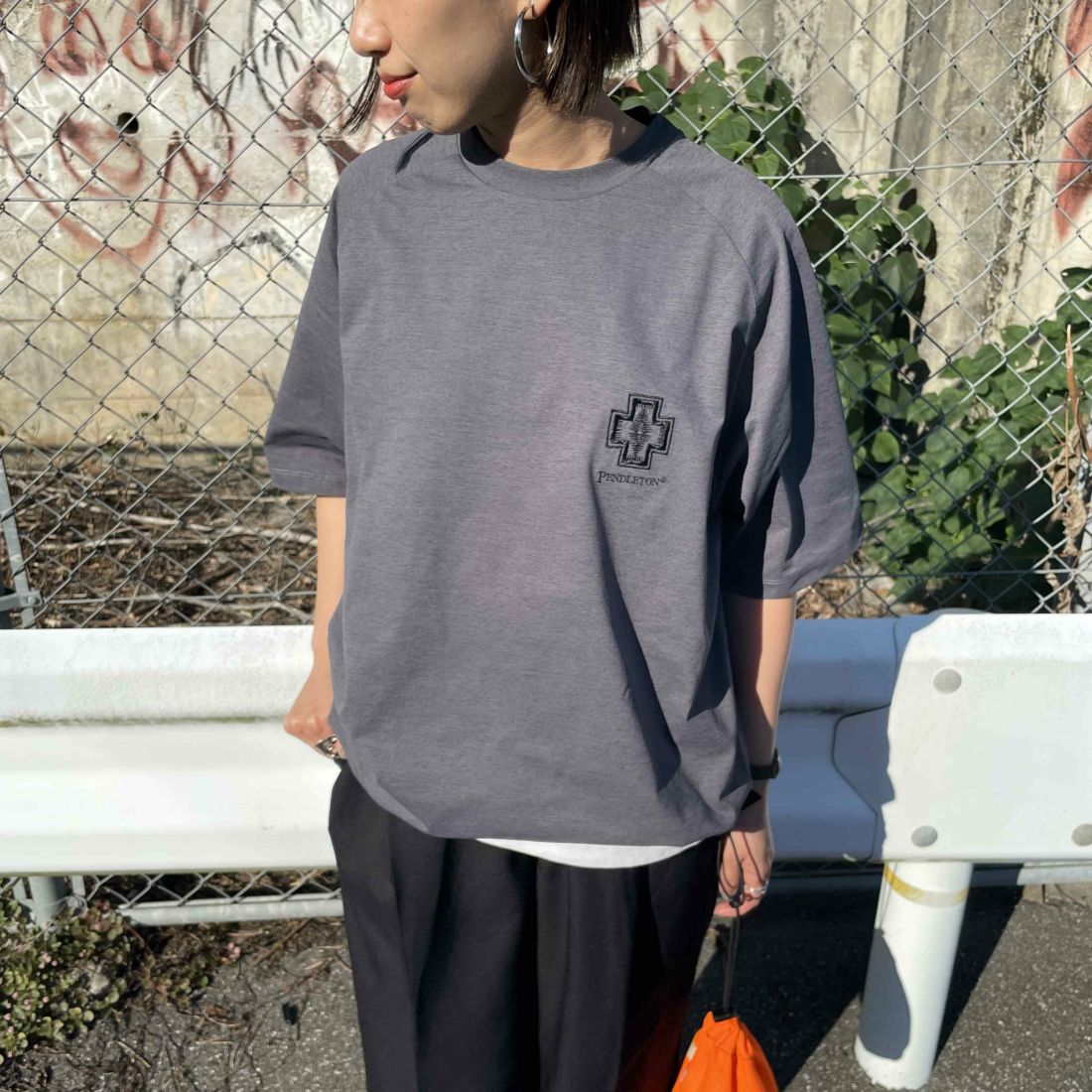 PENDLETON [ペンドルトン] 別注 ドローコード付き ネイティブ柄ワンポイントロゴ刺繍Tシャツ [5275-0205-JF] CHARCOAL &&モデル身長：159cm 着用サイズ：S&&