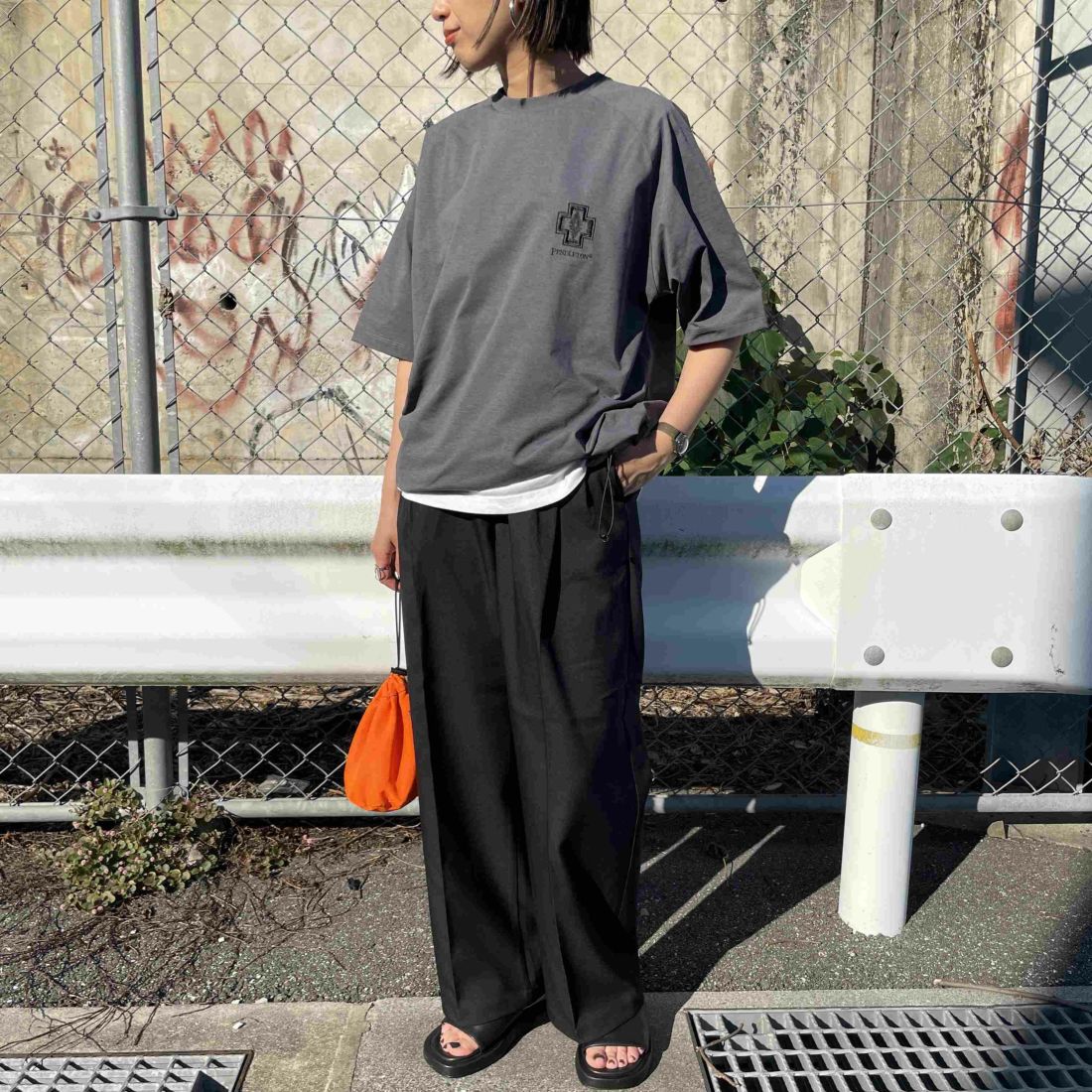 PENDLETON [ペンドルトン] 別注 ドローコード付き ネイティブ柄ワンポイントロゴ刺繍Tシャツ [5275-0205-JF] CHARCOAL &&モデル身長：159cm 着用サイズ：S&&