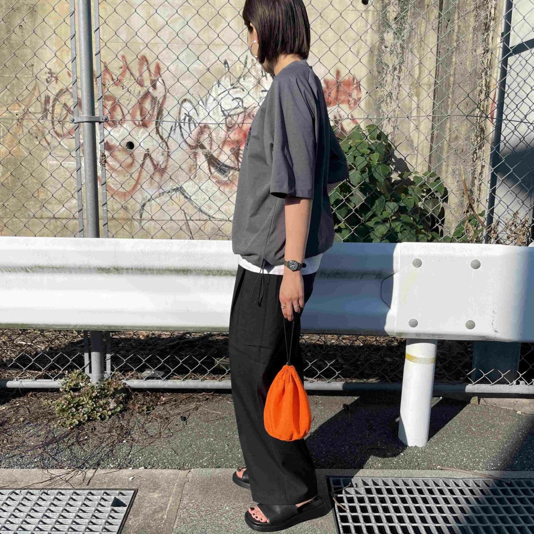 PENDLETON [ペンドルトン] 別注 ドローコード付き ネイティブ柄ワンポイントロゴ刺繍Tシャツ [5275-0205-JF] CHARCOAL &&モデル身長：159cm 着用サイズ：S&&