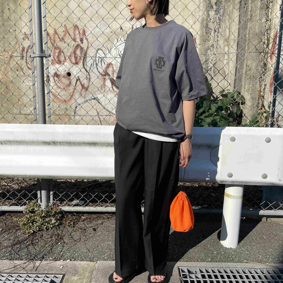 PENDLETON [ペンドルトン] 別注 ドローコード付き ネイティブ柄ワンポイントロゴ刺繍Tシャツ [5275-0205-JF] CHARCOAL &&モデル身長：159cm 着用サイズ：S&&