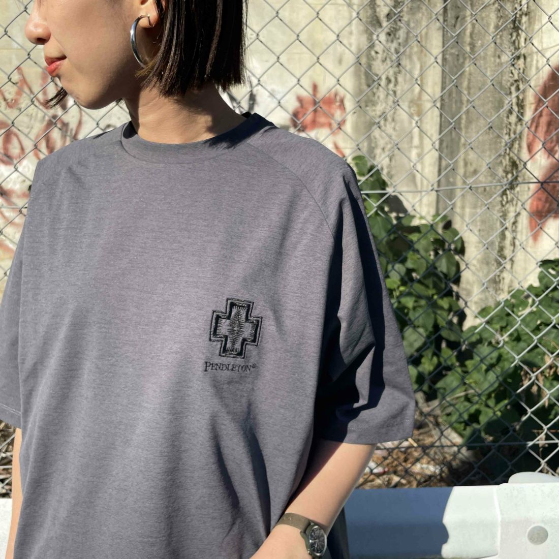 PENDLETON [ペンドルトン] 別注 ドローコード付き ネイティブ柄ワンポイントロゴ刺繍Tシャツ [5275-0205-JF] CHARCOAL
