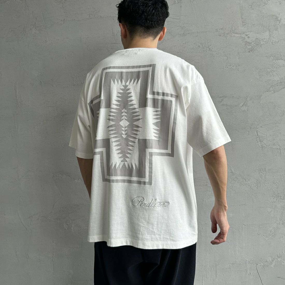 PENDLETON [ペンドルトン] 別注 ピグメント染め ネイティブ柄バックプリントTシャツ [5275-0206-JF] WHITE &&モデル身長：168cm 着用サイズ：M&&