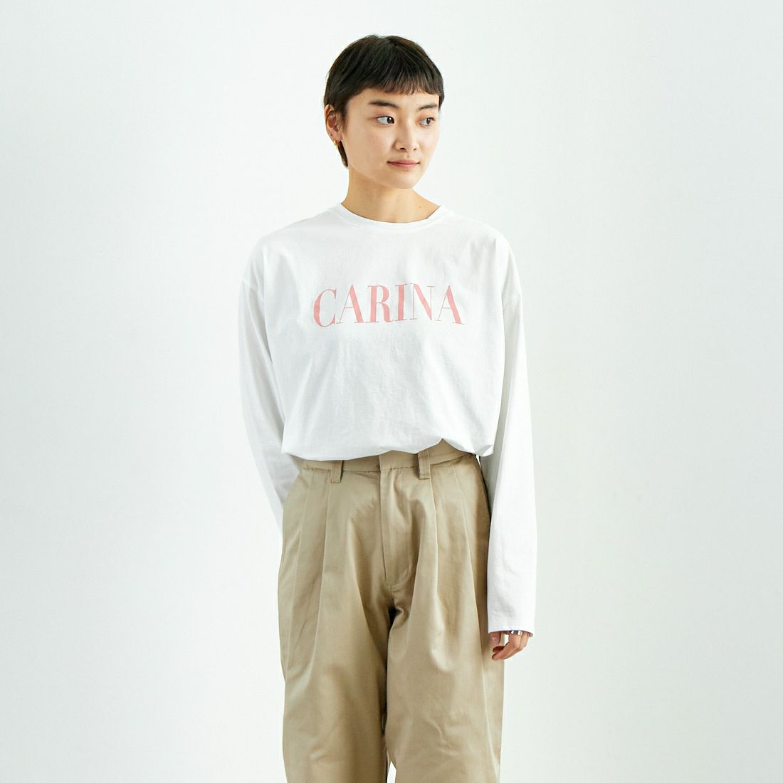 MICA&DEAL [マイカアンドディール] CARINA ロゴロングスリーブTシャツ [0125109001] WHITE &&モデル身長：160cm 着用サイズ：F&&