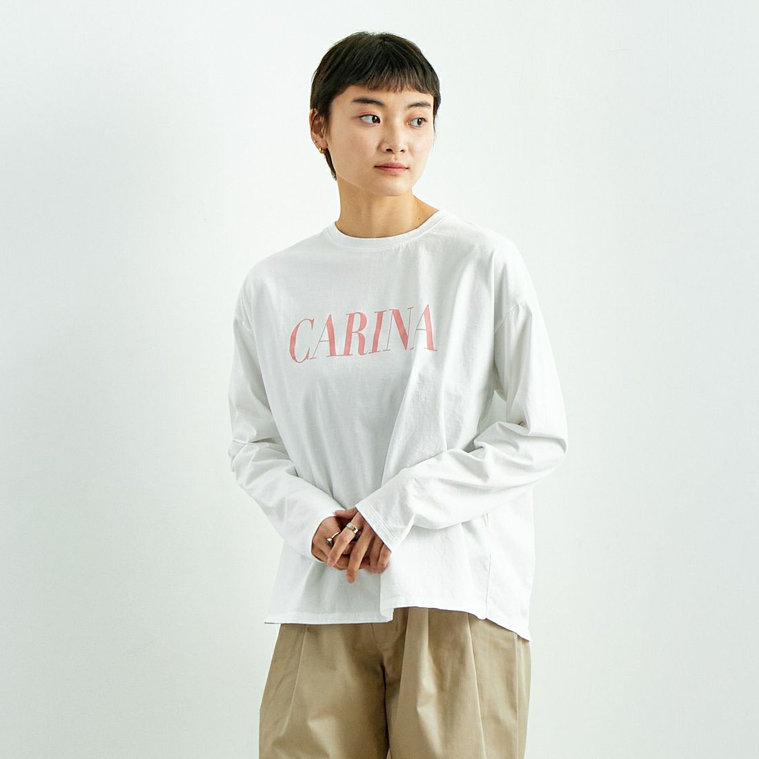 MICA&DEAL [マイカアンドディール] CARINA ロゴロングスリーブTシャツ [0125109001] WHITE &&モデル身長：160cm 着用サイズ：F&&
