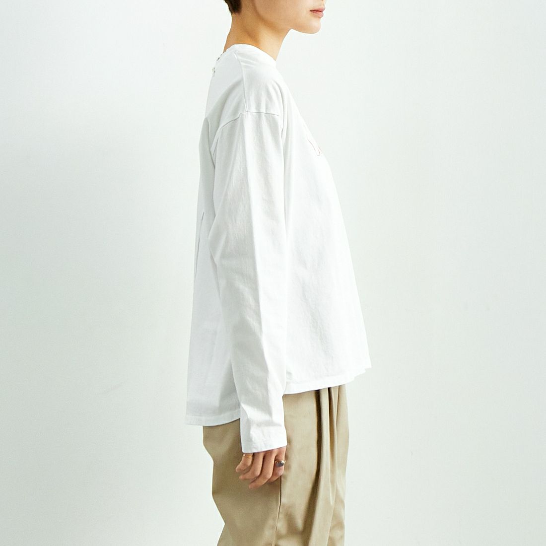 MICA&DEAL [マイカアンドディール] CARINA ロゴロングスリーブTシャツ [0125109001] WHITE &&モデル身長：160cm 着用サイズ：F&&