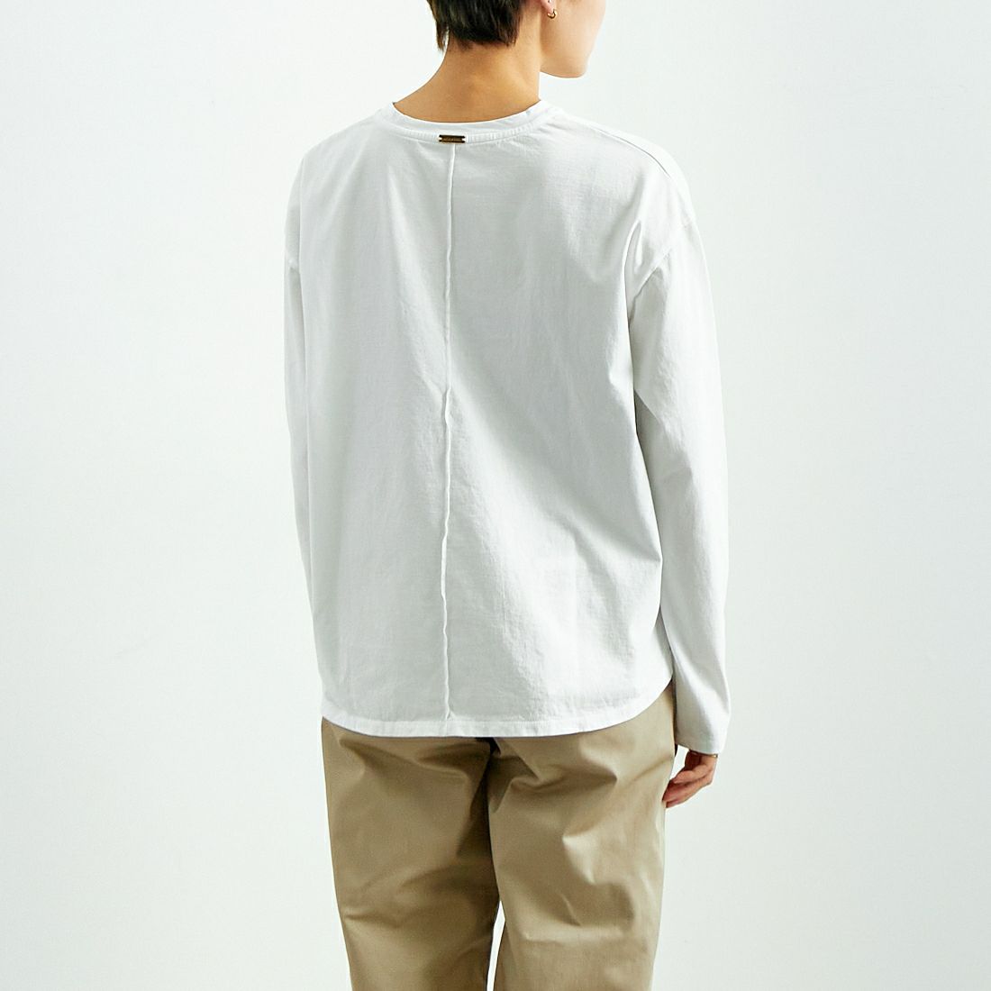 MICA&DEAL [マイカアンドディール] CARINA ロゴロングスリーブTシャツ [0125109001] WHITE &&モデル身長：160cm 着用サイズ：F&&