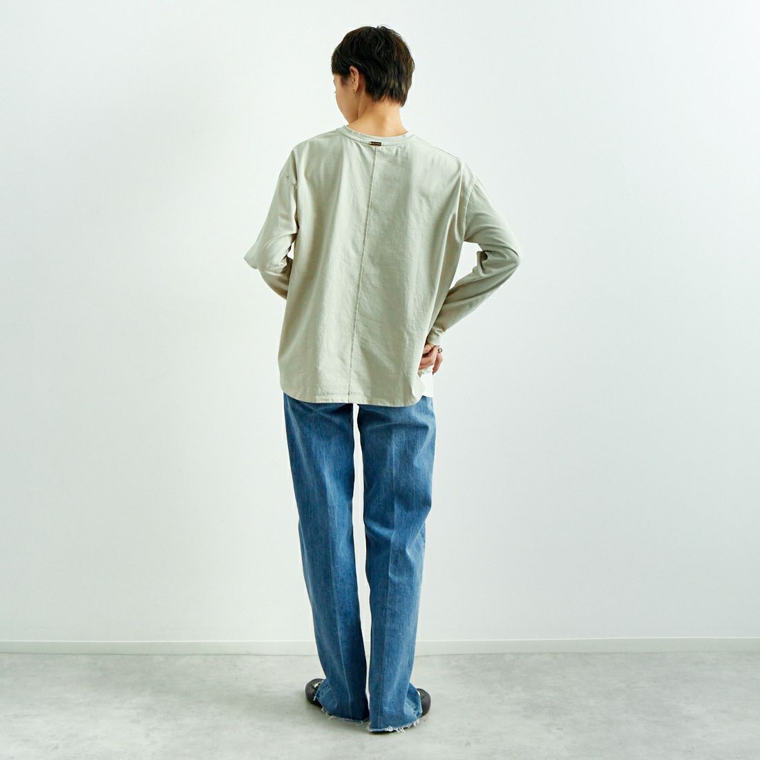 MICA&DEAL [マイカアンドディール] CARINA ロゴロングスリーブTシャツ [0125109001] BEIGE &&モデル身長：160cm 着用サイズ：F&&