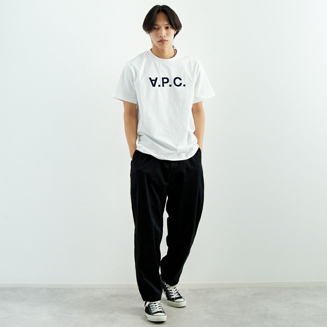 A.P.C. [アー・ペー・セー] VPCロゴTシャツ [GRAND-VPC] 90 BLANC &&モデル身長：179cm 着用サイズ：L&&