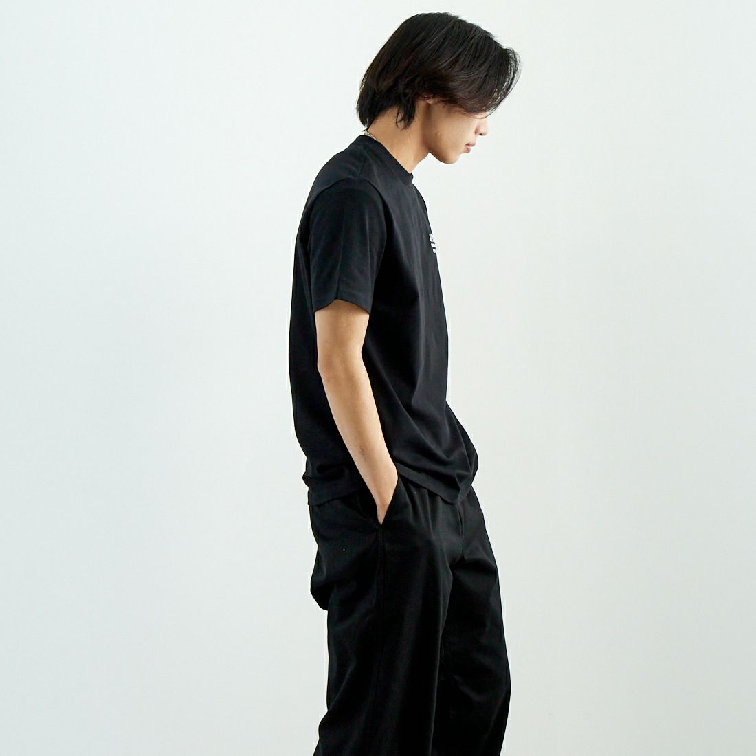 A.P.C. [アー・ペー・セー] スタンダードロゴTシャツ [STANDARD-RUE-MADAME] 99 NOIR/BL &&モデル身長：179cm 着用サイズ：M&&