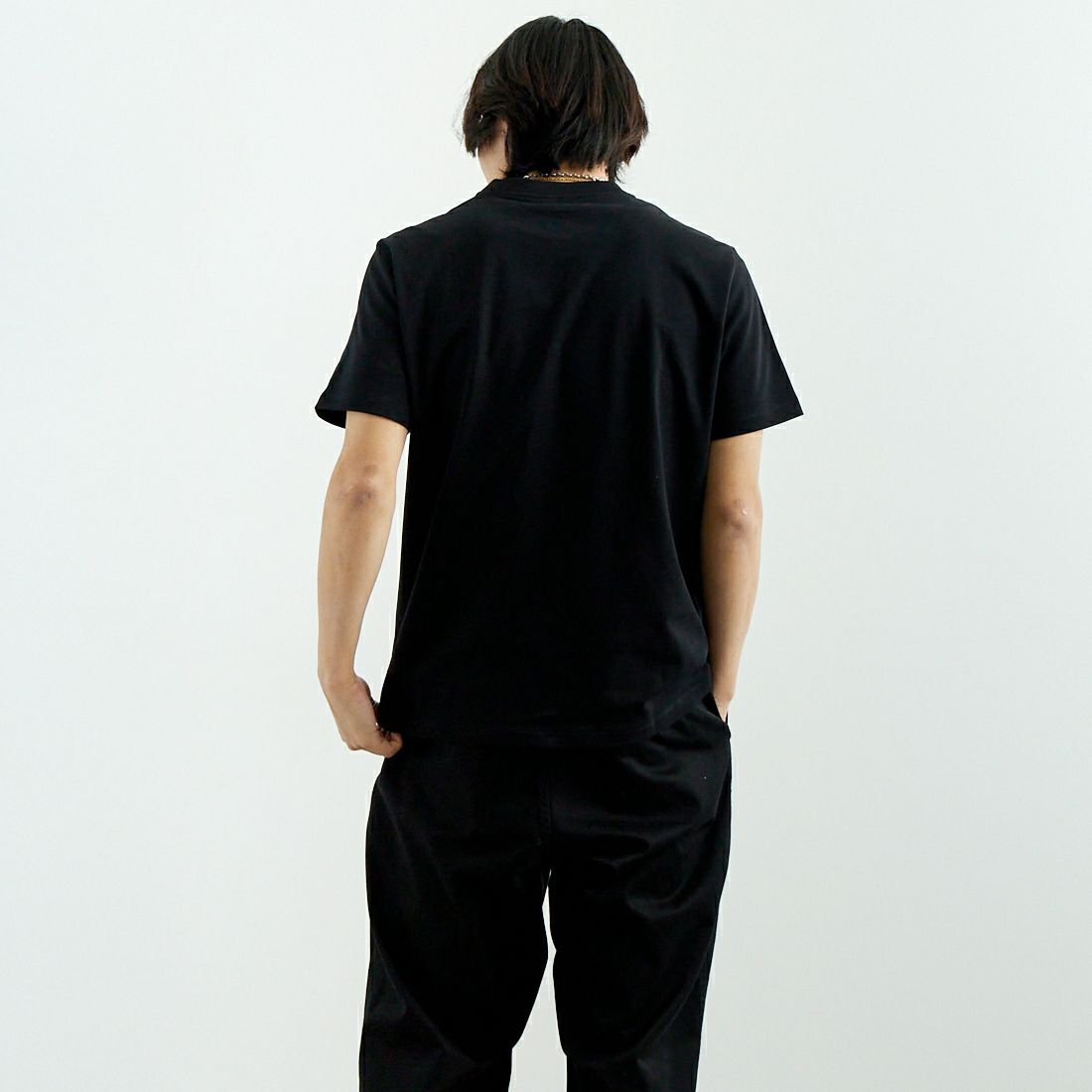 A.P.C. [アー・ペー・セー] スタンダードロゴTシャツ [STANDARD-RUE-MADAME] 99 NOIR/BL &&モデル身長：179cm 着用サイズ：M&&