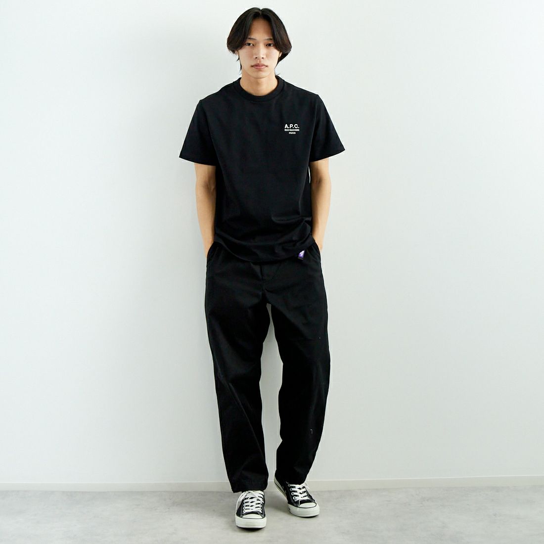 A.P.C. [アー・ペー・セー] スタンダードロゴTシャツ [STANDARD-RUE-MADAME] 99 NOIR/BL &&モデル身長：179cm 着用サイズ：M&&