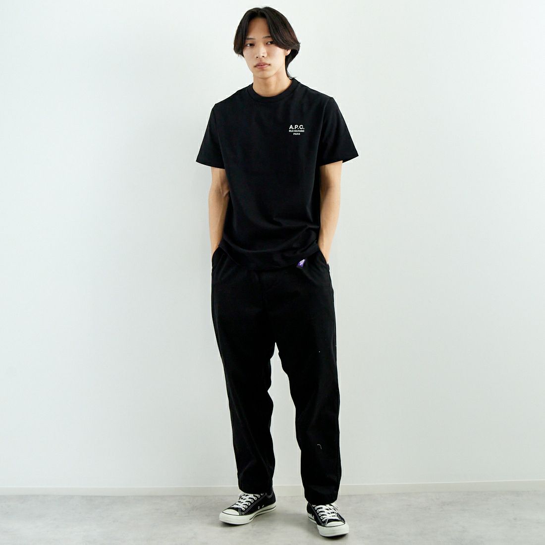 A.P.C. [アー・ペー・セー] スタンダードロゴTシャツ [STANDARD-RUE-MADAME] 99 NOIR/BL &&モデル身長：179cm 着用サイズ：M&&