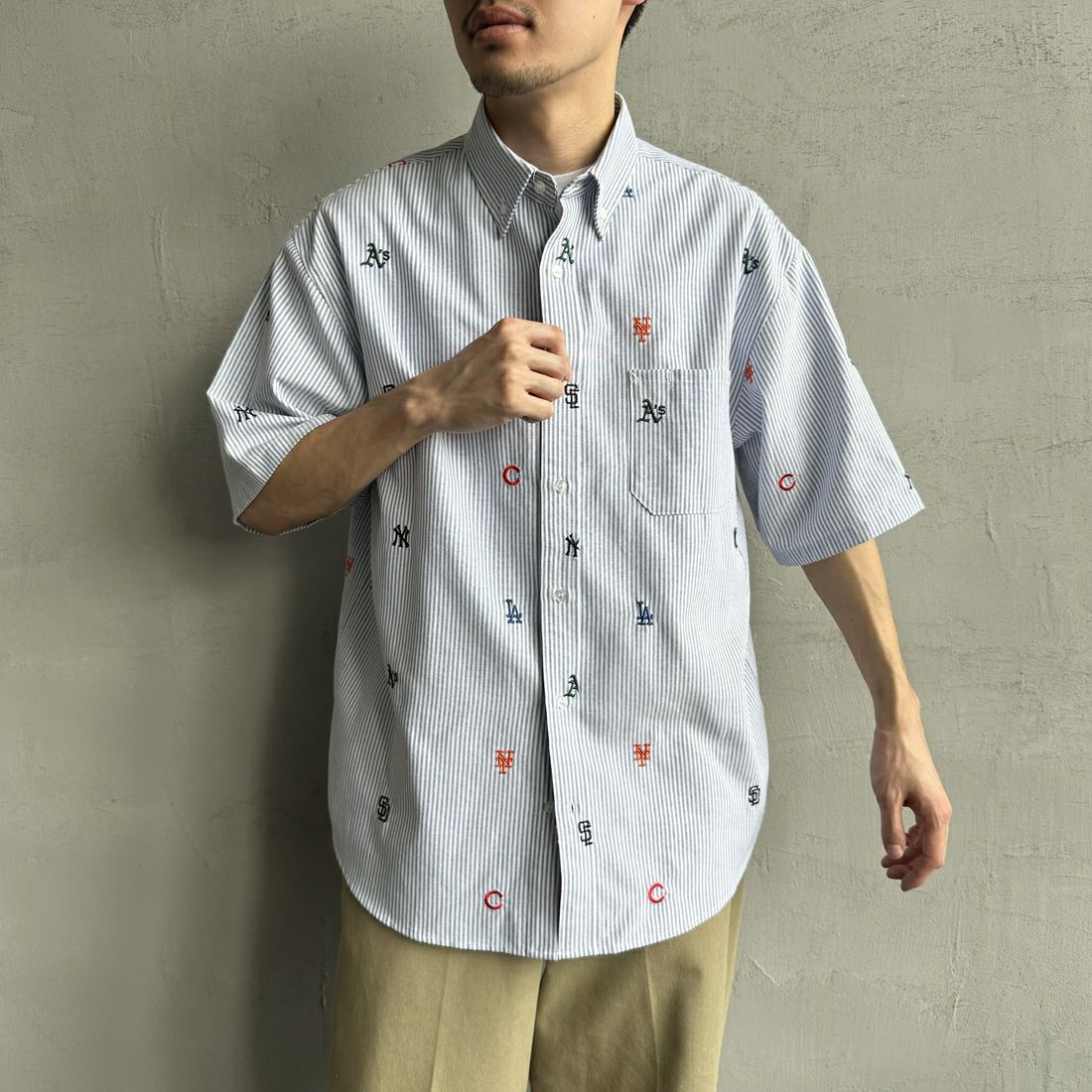 Fanatics [ファナティクス] 別注 MLB ランダムロゴ刺繍 ストライプ柄ボタンダウンショートスリーブシャツ [ML2124FW0002-JF] NAVY STRIP &&モデル身長：167cm 着用サイズ：L&&