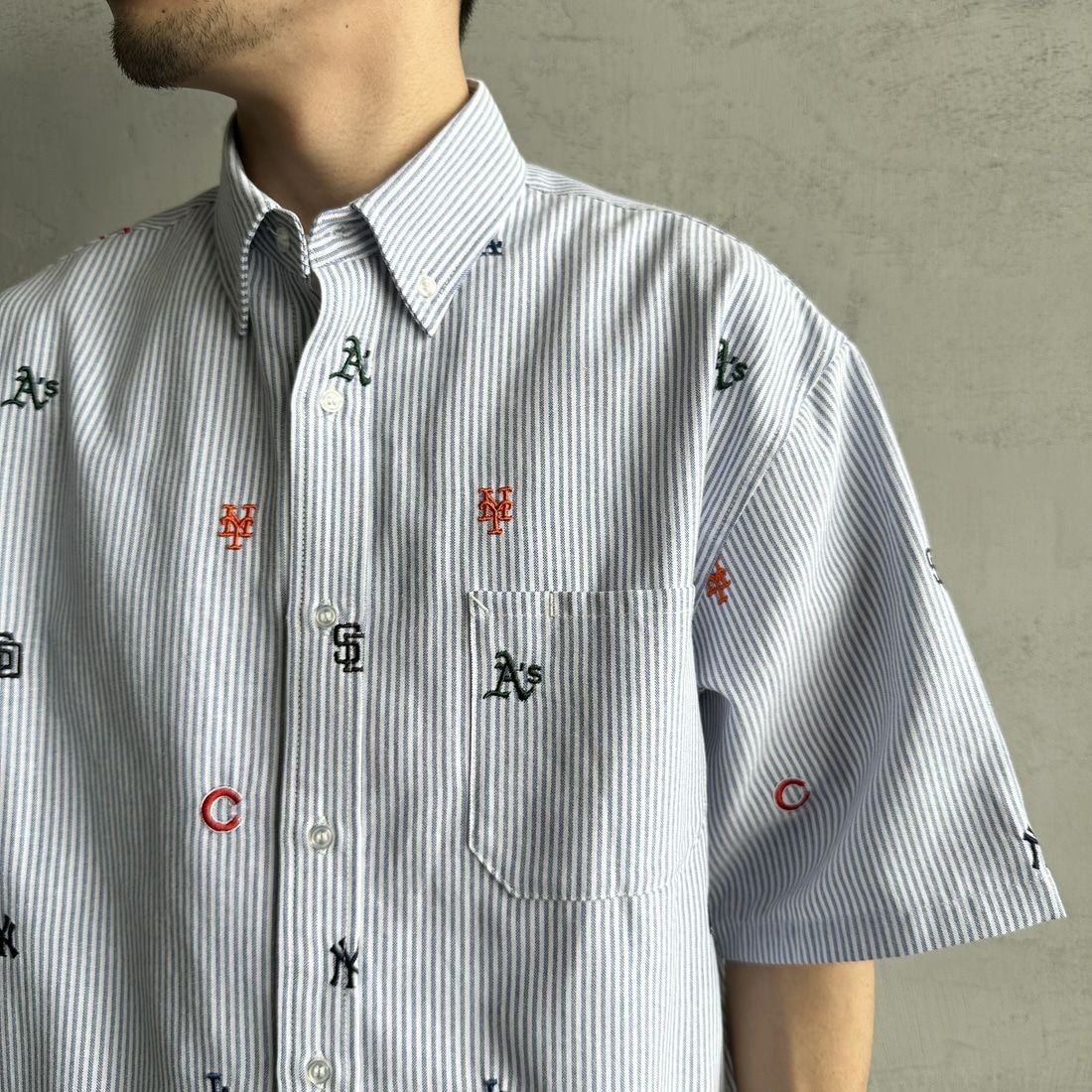Fanatics [ファナティクス] 別注 MLB ランダムロゴ刺繍 ストライプ柄ボタンダウンショートスリーブシャツ [ML2124FW0002-JF] NAVY STRIP &&モデル身長：167cm 着用サイズ：L&&