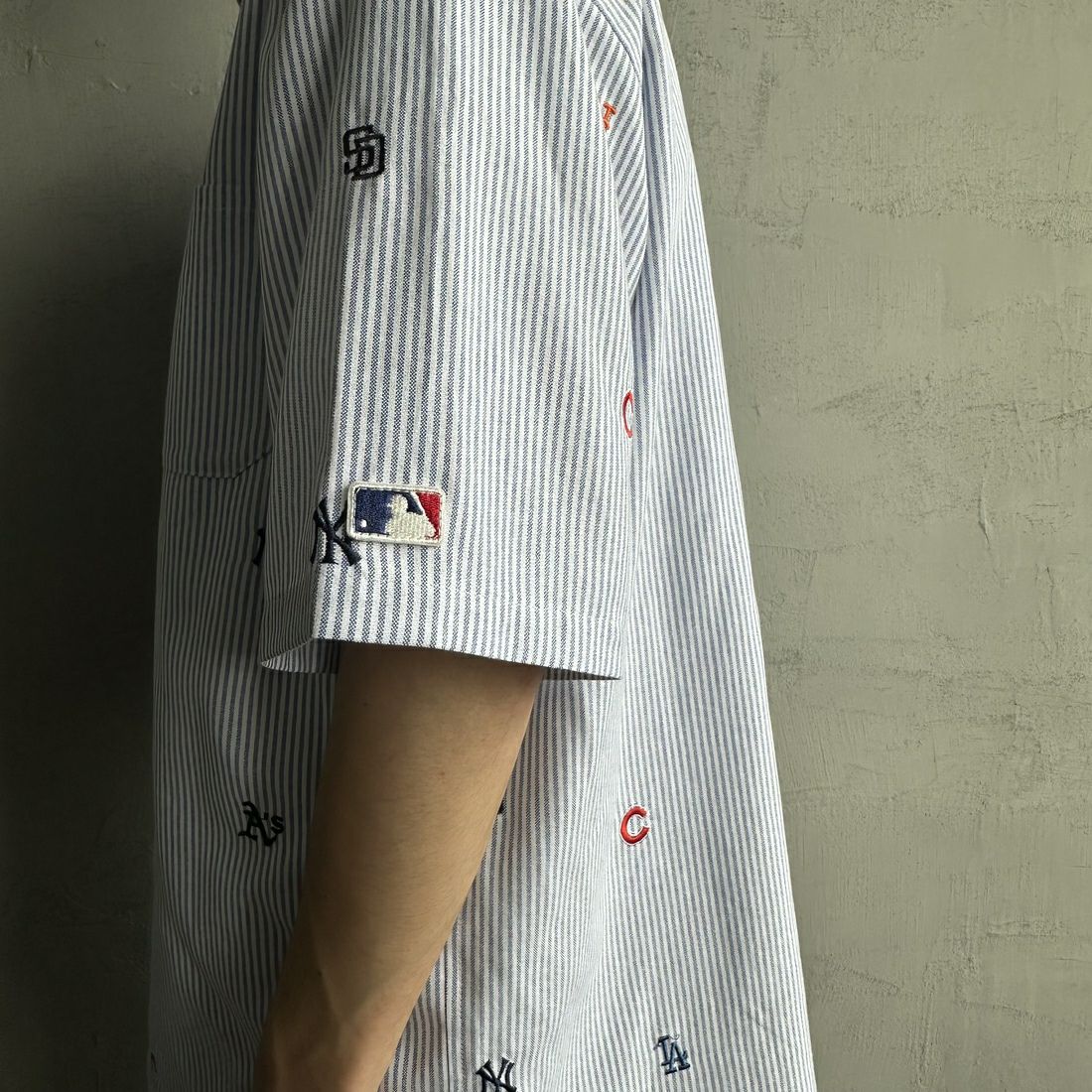 Fanatics [ファナティクス] 別注 MLB ランダムロゴ刺繍 ストライプ柄ボタンダウンショートスリーブシャツ [ML2124FW0002-JF] NAVY STRIP &&モデル身長：167cm 着用サイズ：L&&