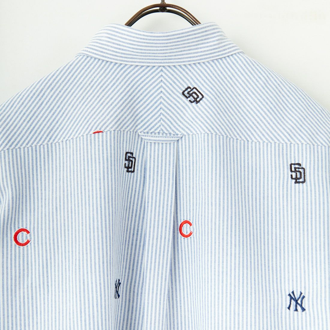 Fanatics [ファナティクス] 別注 MLB ランダムロゴ刺繍 ストライプ柄ボタンダウンショートスリーブシャツ [ML2124FW0002-JF] NAVY STRIP