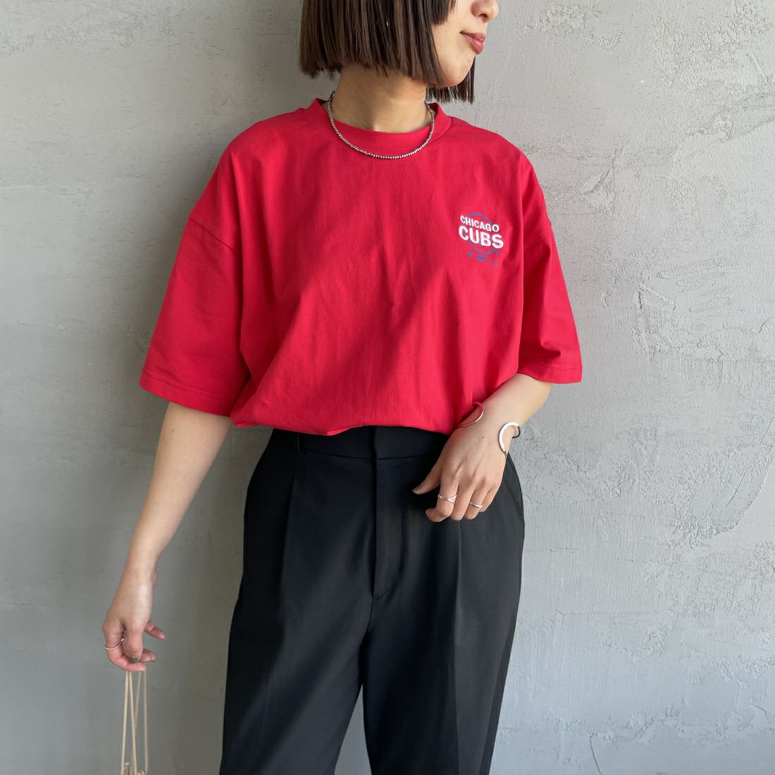 Fanatics [ファナティクス] 別注 MLB ワンポイントロゴ刺繍Tシャツ [ML0124FW0013-1-JF] RED &&モデル身長：159cm 着用サイズ：S&&