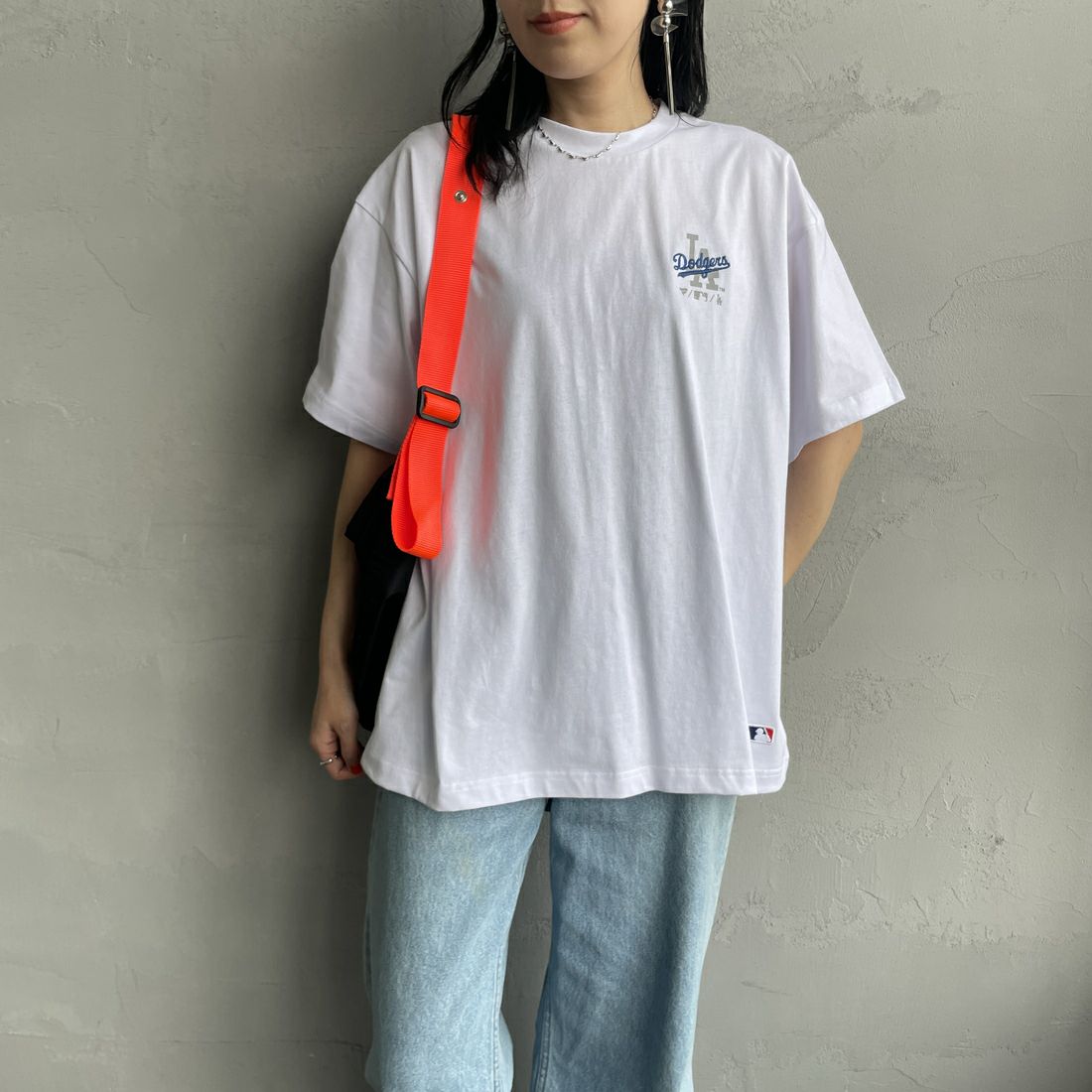 Fanatics [ファナティクス] 別注 MLB ワンポイントロゴ刺繍Tシャツ [ML0124FW0013-1-JF] WHITE &&モデル身長：160cm 着用サイズ：S&&