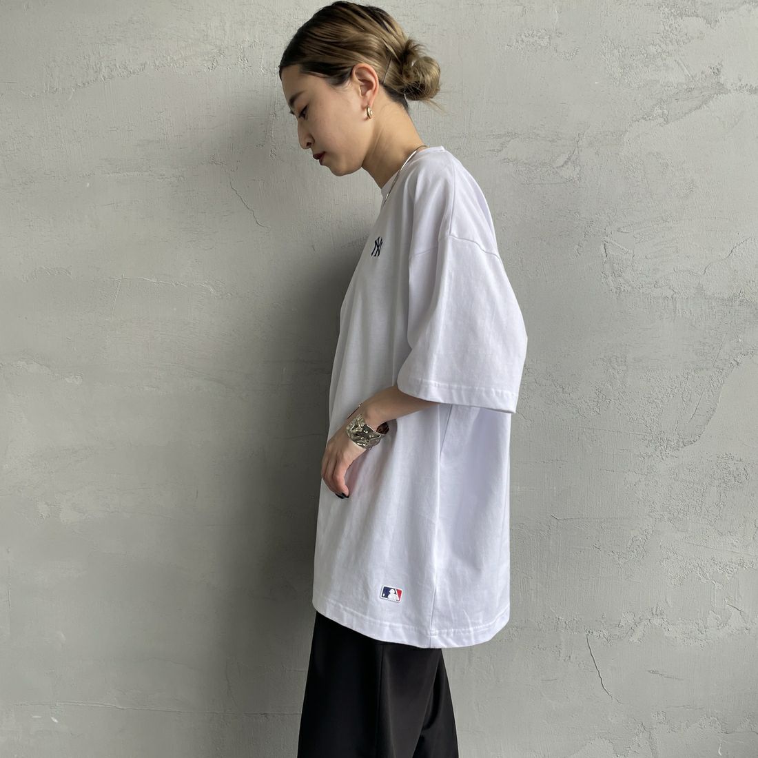 Fanatics [ファナティクス] 別注 MLBバックプリントTシャツ [ML0124FW0013-2-JF] WHITE &&モデル身長：150cm 着用サイズ：S&&