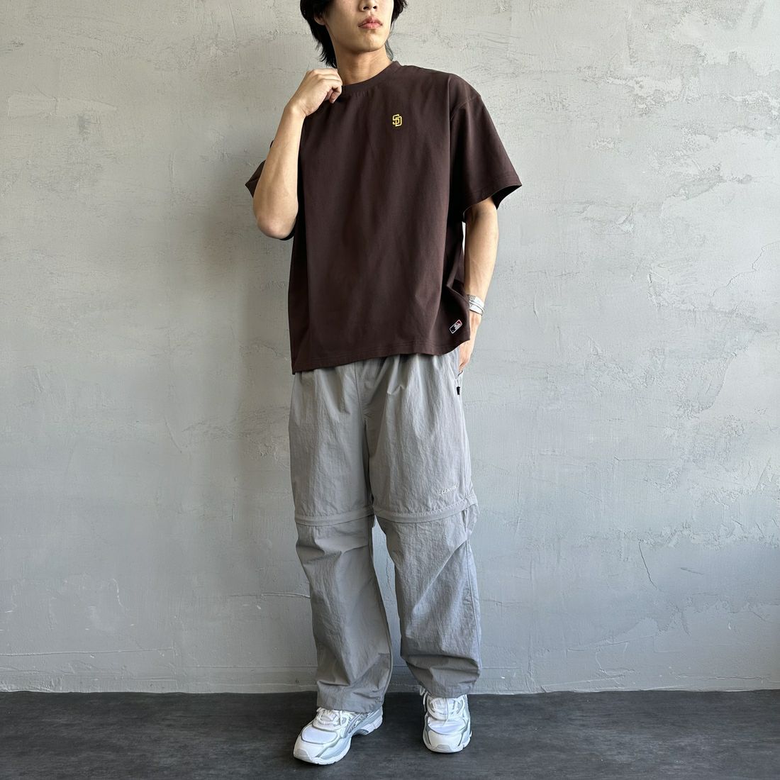 Fanatics [ファナティクス] 別注 MLBバックプリントTシャツ [ML0124FW0013-2-JF] BROWN &&モデル身長：179cm 着用サイズ：L&&