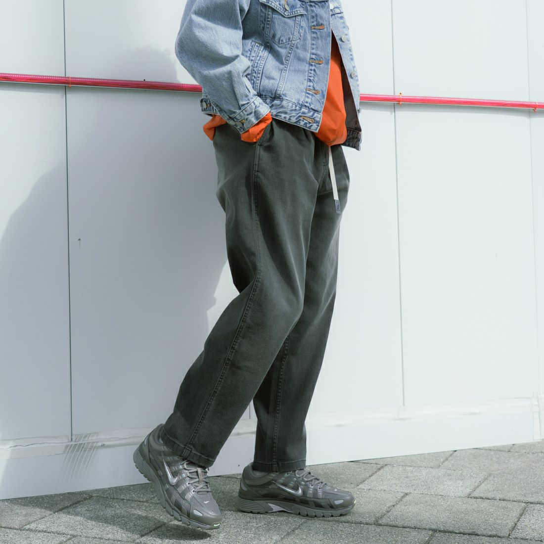 GRAMiCCi [グラミチ] 別注 エブリデイ ストレッチデニムパンツ [GUP5-S2051-JF] BLACK USED &&モデル身長：168cm 着用サイズ：M&&