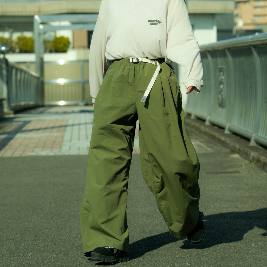 GRAMiCCi [グラミチ] 別注 2タックタッサーナイロンワイドパンツ [GUP5-S2050-JF] OLIVE &&モデル身長：160cm 着用サイズ：S&&