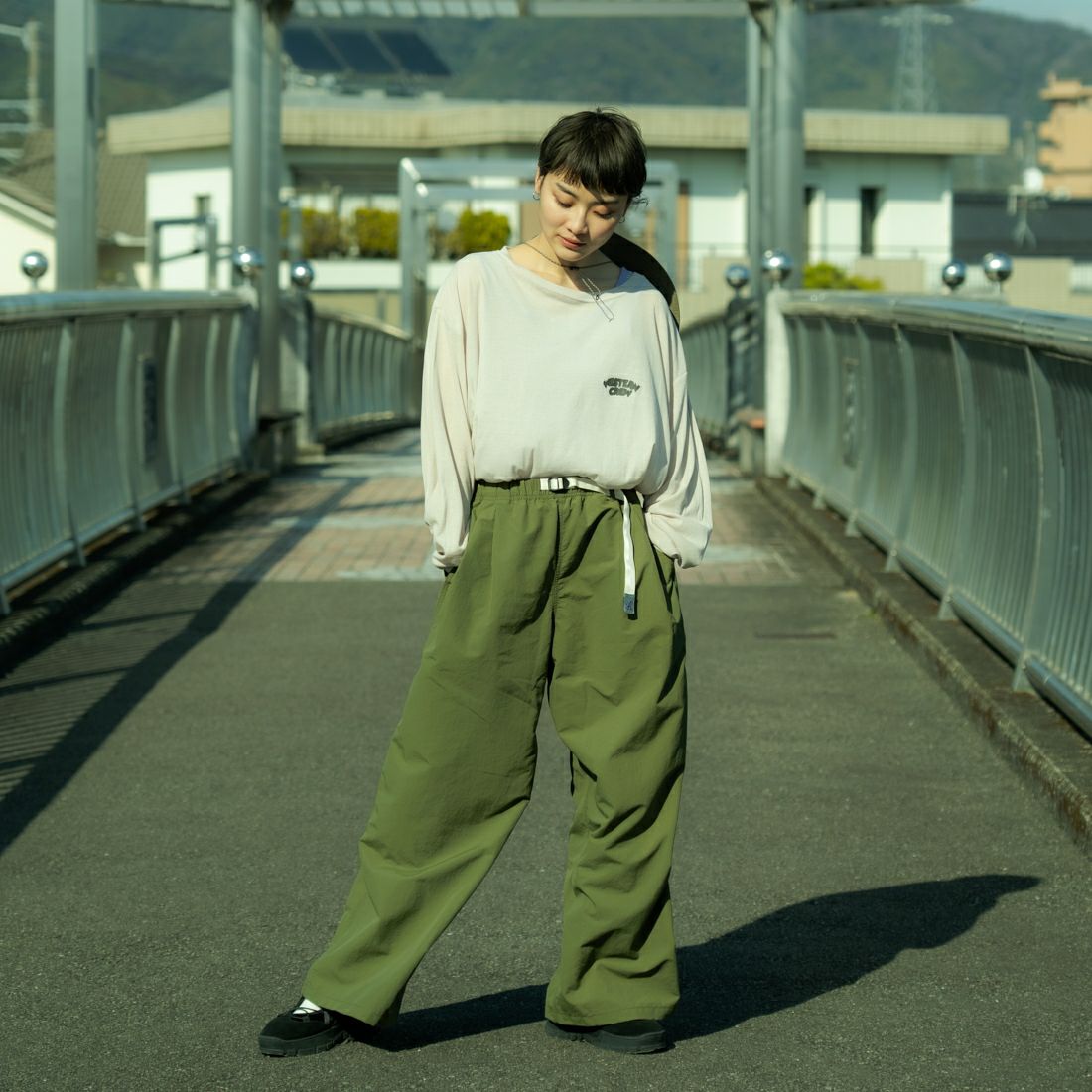 GRAMiCCi [グラミチ] 別注 2タックタッサーナイロンワイドパンツ [GUP5-S2050-JF] OLIVE &&モデル身長：160cm 着用サイズ：S&&
