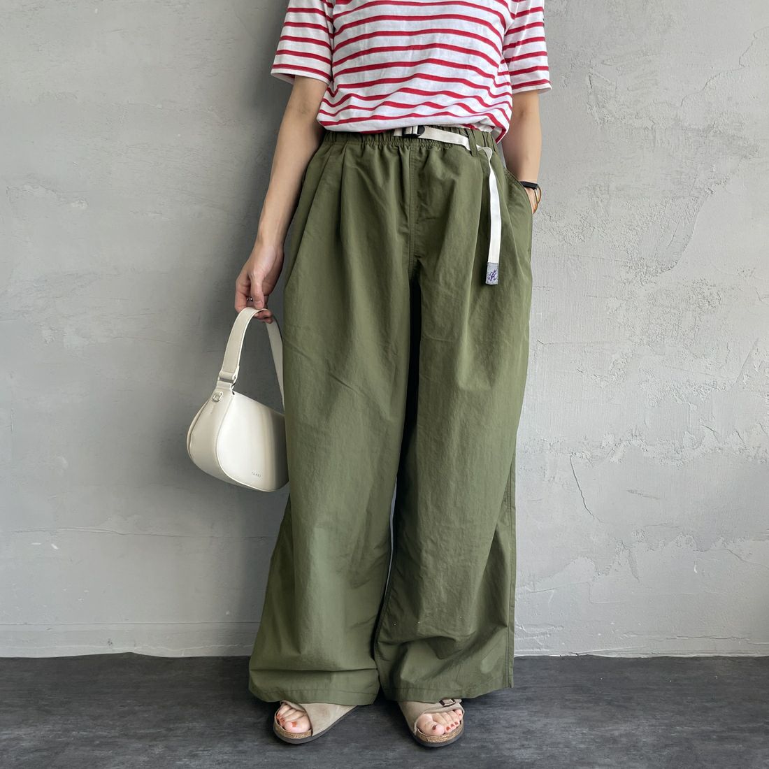 GRAMiCCi [グラミチ] 別注 2タックタッサーナイロンワイドパンツ [GUP5-S2050-JF] OLIVE &&モデル身長：160cm 着用サイズ：S&&