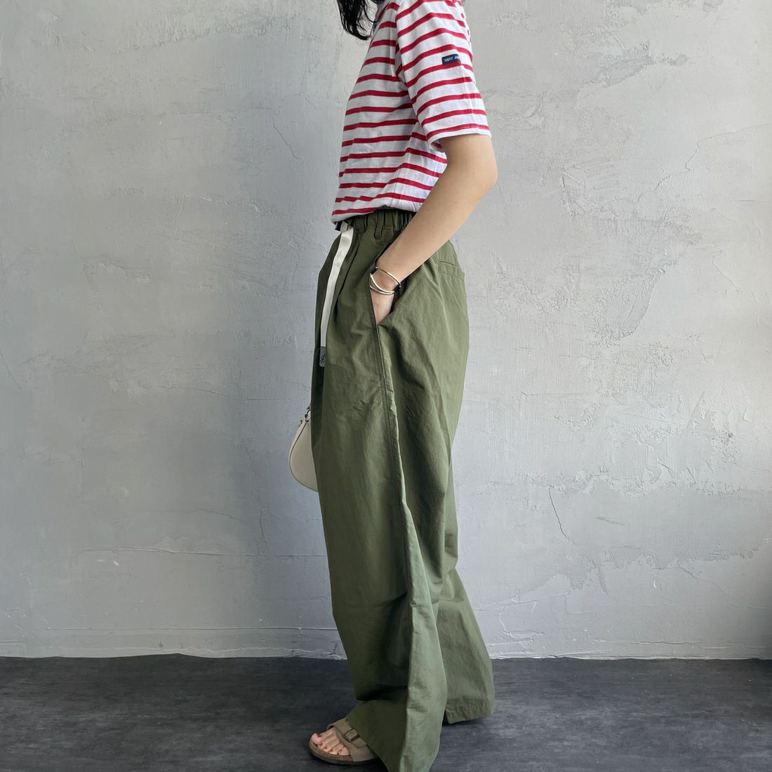 GRAMiCCi [グラミチ] 別注 2タックタッサーナイロンワイドパンツ [GUP5-S2050-JF] OLIVE &&モデル身長：160cm 着用サイズ：S&&