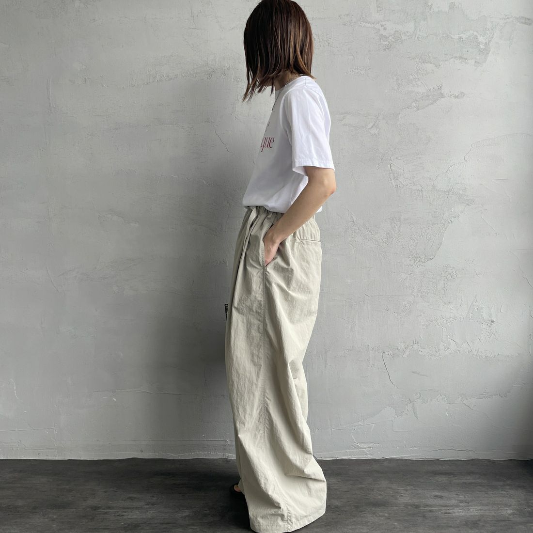 GRAMiCCi [グラミチ] 別注 2タックタッサーナイロンワイドパンツ [GUP5-S2050-JF] DUNE &&モデル身長：158cm 着用サイズ：S&&