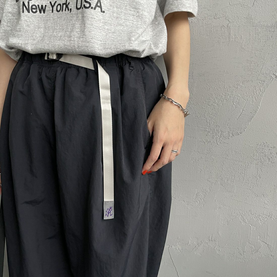 GRAMiCCi [グラミチ] 別注 2タックタッサーナイロンワイドパンツ [GUP5-S2050-JF] BLACK &&モデル身長：160cm 着用サイズ：S&&