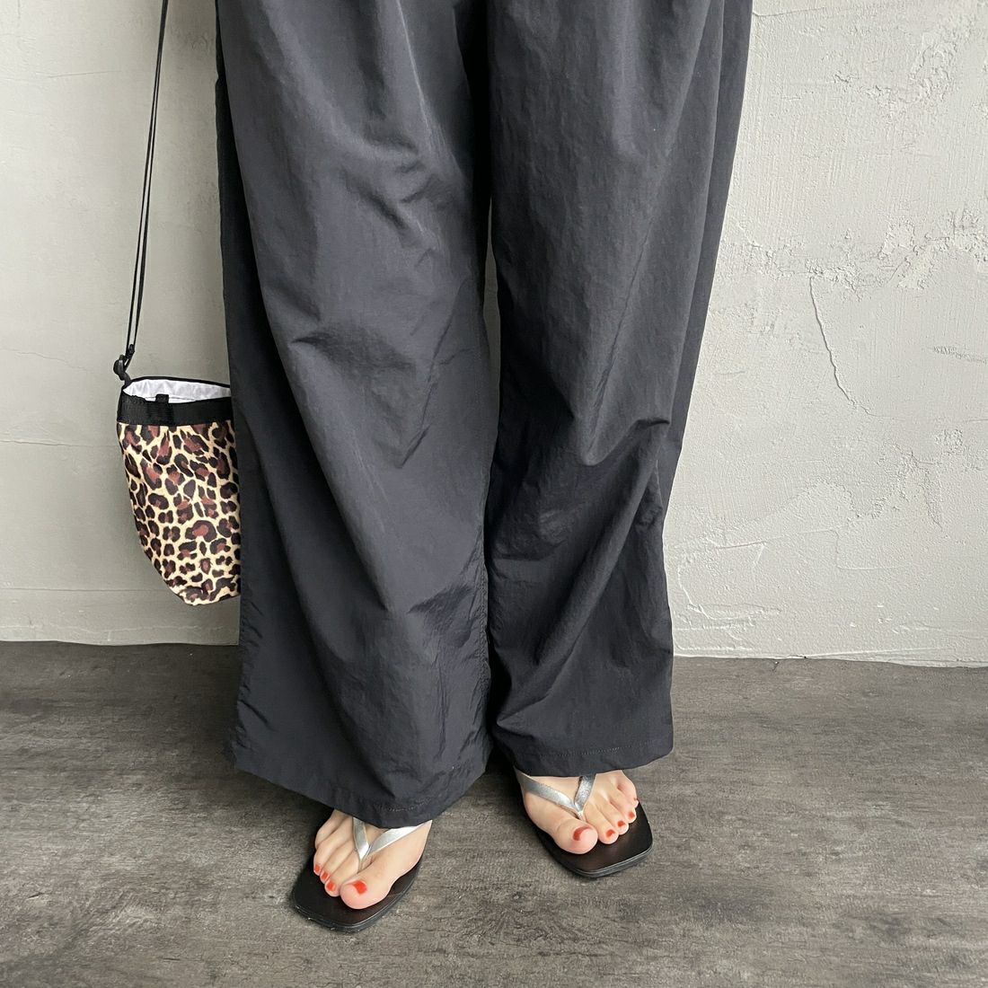 GRAMiCCi [グラミチ] 別注 2タックタッサーナイロンワイドパンツ [GUP5-S2050-JF] BLACK &&モデル身長：160cm 着用サイズ：S&&
