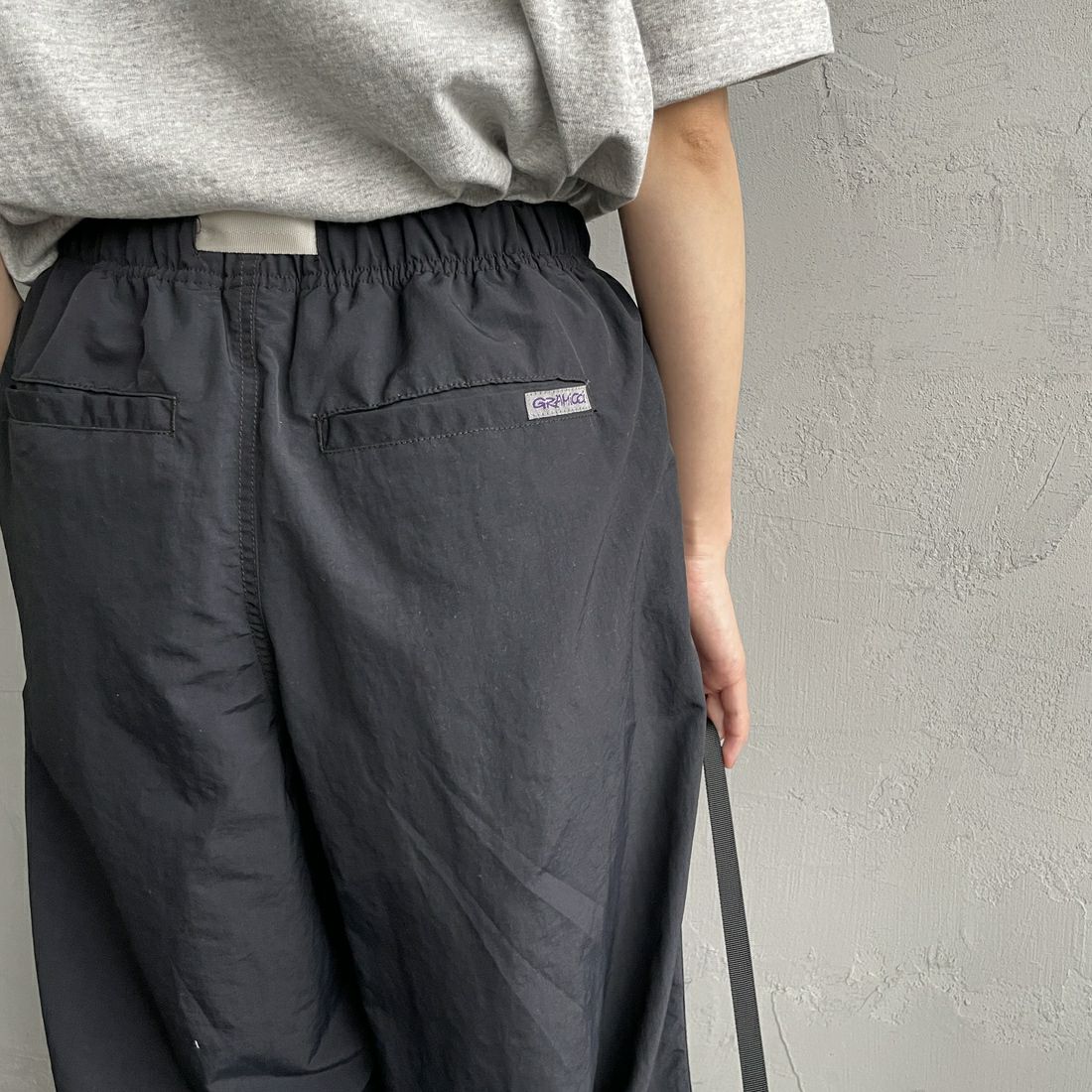 GRAMiCCi [グラミチ] 別注 2タックタッサーナイロンワイドパンツ [GUP5-S2050-JF] BLACK &&モデル身長：160cm 着用サイズ：S&&