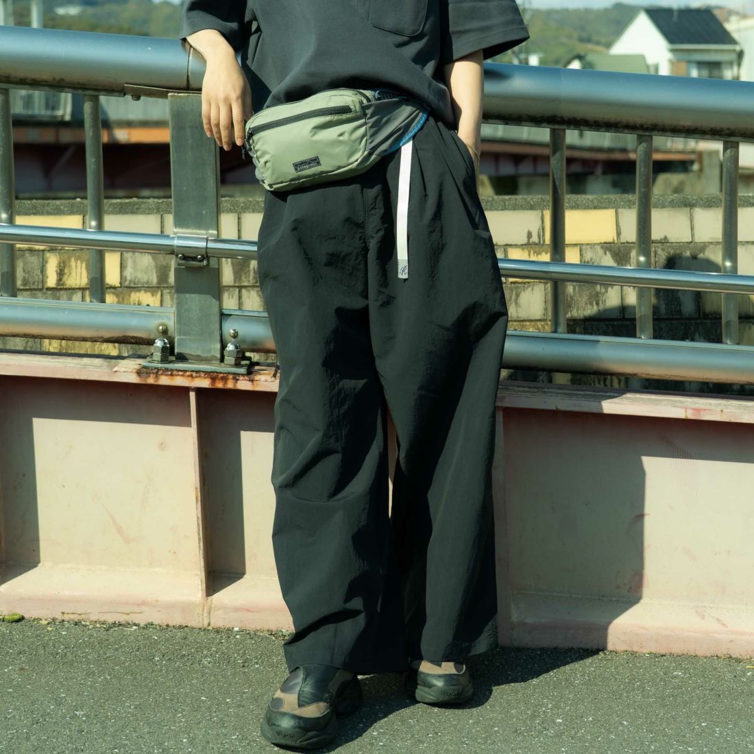 GRAMiCCi [グラミチ] 別注 2タックタッサーナイロンワイドパンツ [GUP5-S2050-JF] BLACK&&モデル身長：179cm 着用サイズ：L&&