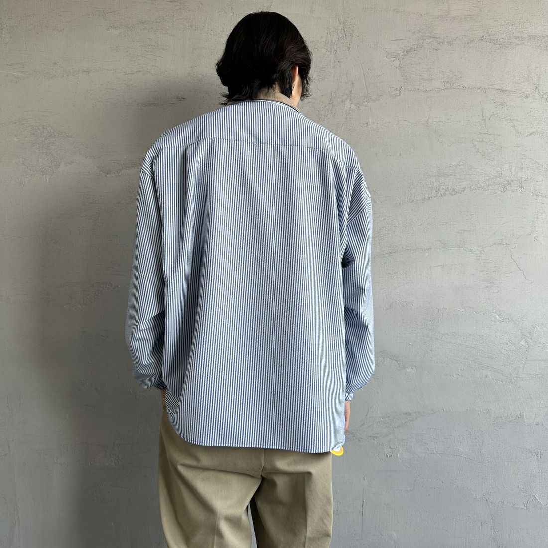 UNIVERSAL OVERALL [ユニバーサルオーバーオール] 別注 ビッグシルエットパジャマシャツ [U2511100IN-JF] BLU SUCKER &&モデル身長：179cm 着用サイズ：L&&