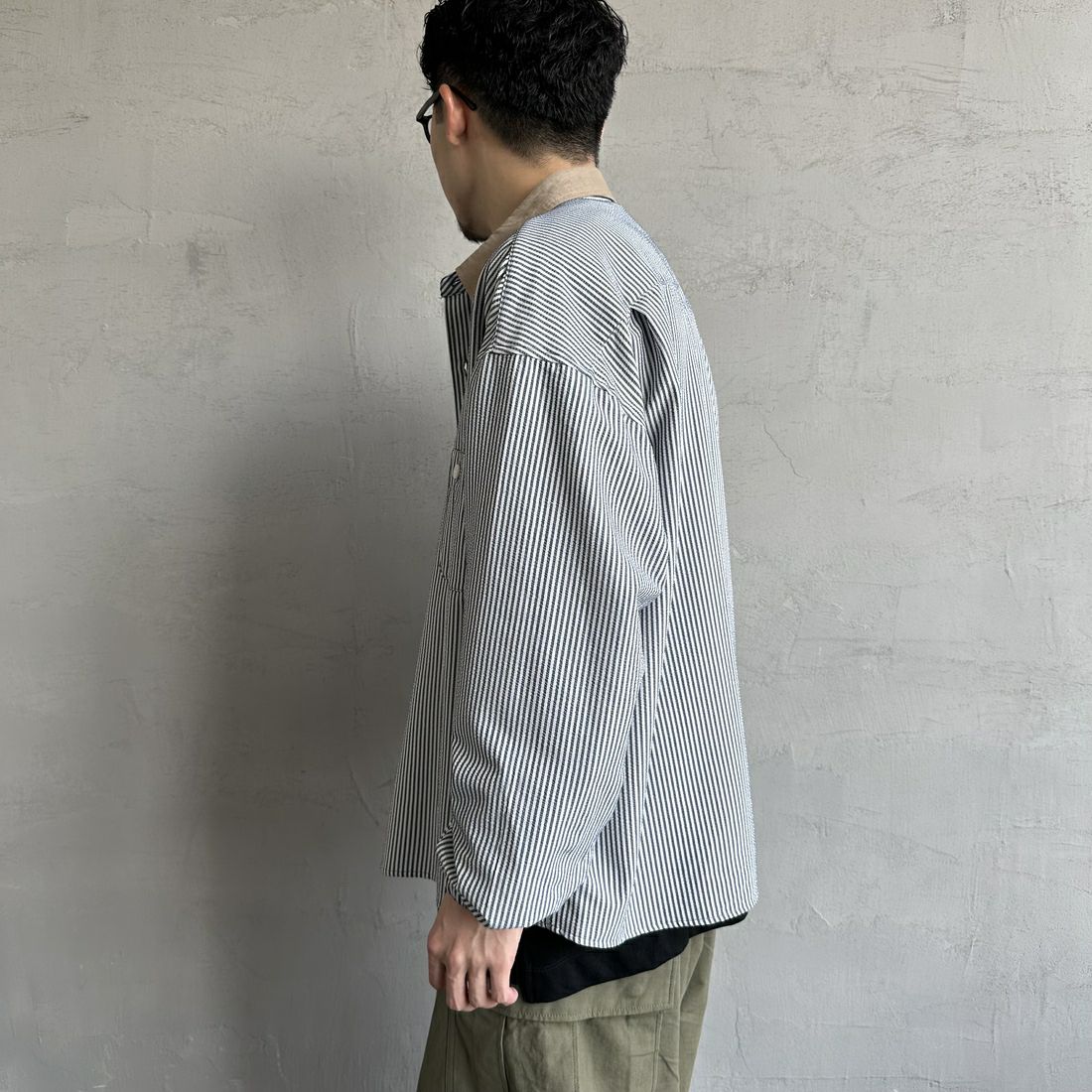 UNIVERSAL OVERALL [ユニバーサルオーバーオール] 別注 ビッグシルエットパジャマシャツ [U2511100IN-JF] BLK SUCKER &&モデル身長：168cm 着用サイズ：M&&