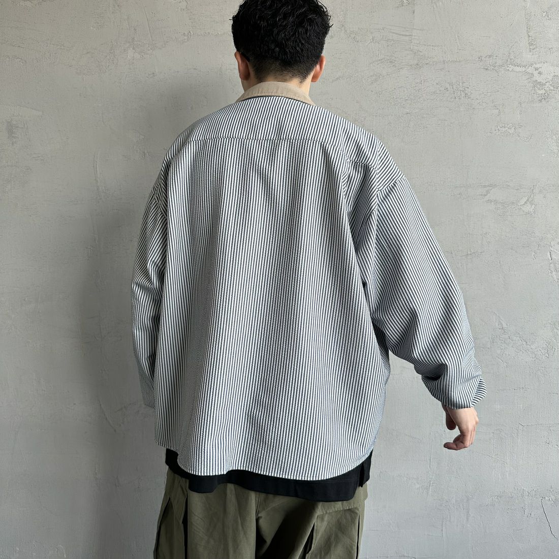 UNIVERSAL OVERALL [ユニバーサルオーバーオール] 別注 ビッグシルエットパジャマシャツ [U2511100IN-JF] BLK SUCKER &&モデル身長：168cm 着用サイズ：M&&