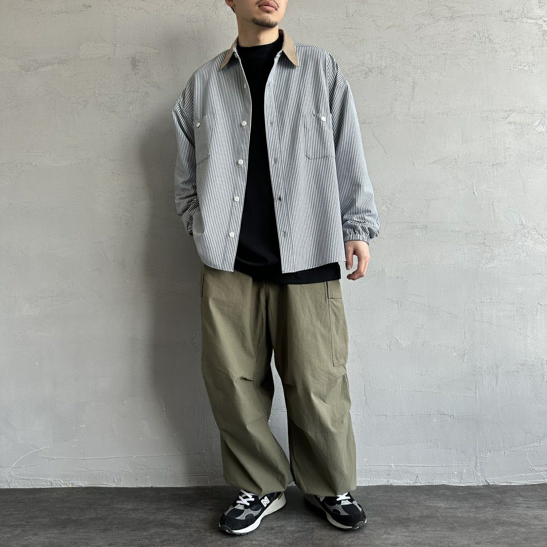 UNIVERSAL OVERALL [ユニバーサルオーバーオール] 別注 ビッグシルエットパジャマシャツ [U2511100IN-JF] BLK SUCKER &&モデル身長：168cm 着用サイズ：M&&